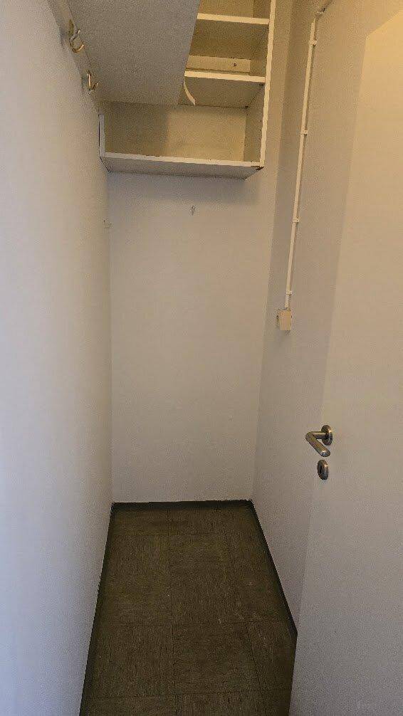 Praktischer Abstellraum mit Regalen und ausreichend Platz für Haushaltsgegenstände.