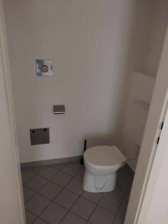 Separates WC mit Toilette und Fliesenboden, praktisch und pflegeleicht.