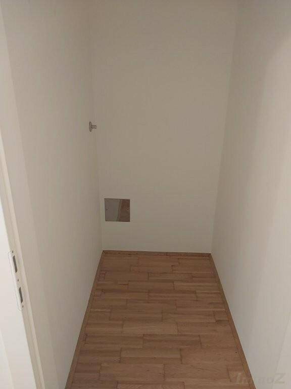 Praktischer Abstellraum mit Laminatboden für zusätzlichen Stauraum.