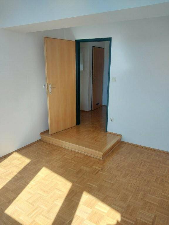 Heller Flurbereich mit Parkettboden und Türen, die zu weiteren Räumen der Wohnung führen.