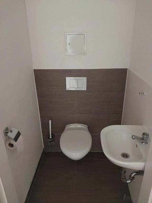 Kleines Gäste-WC mit Wand-WC und Handwaschbecken, praktisch und funktional.