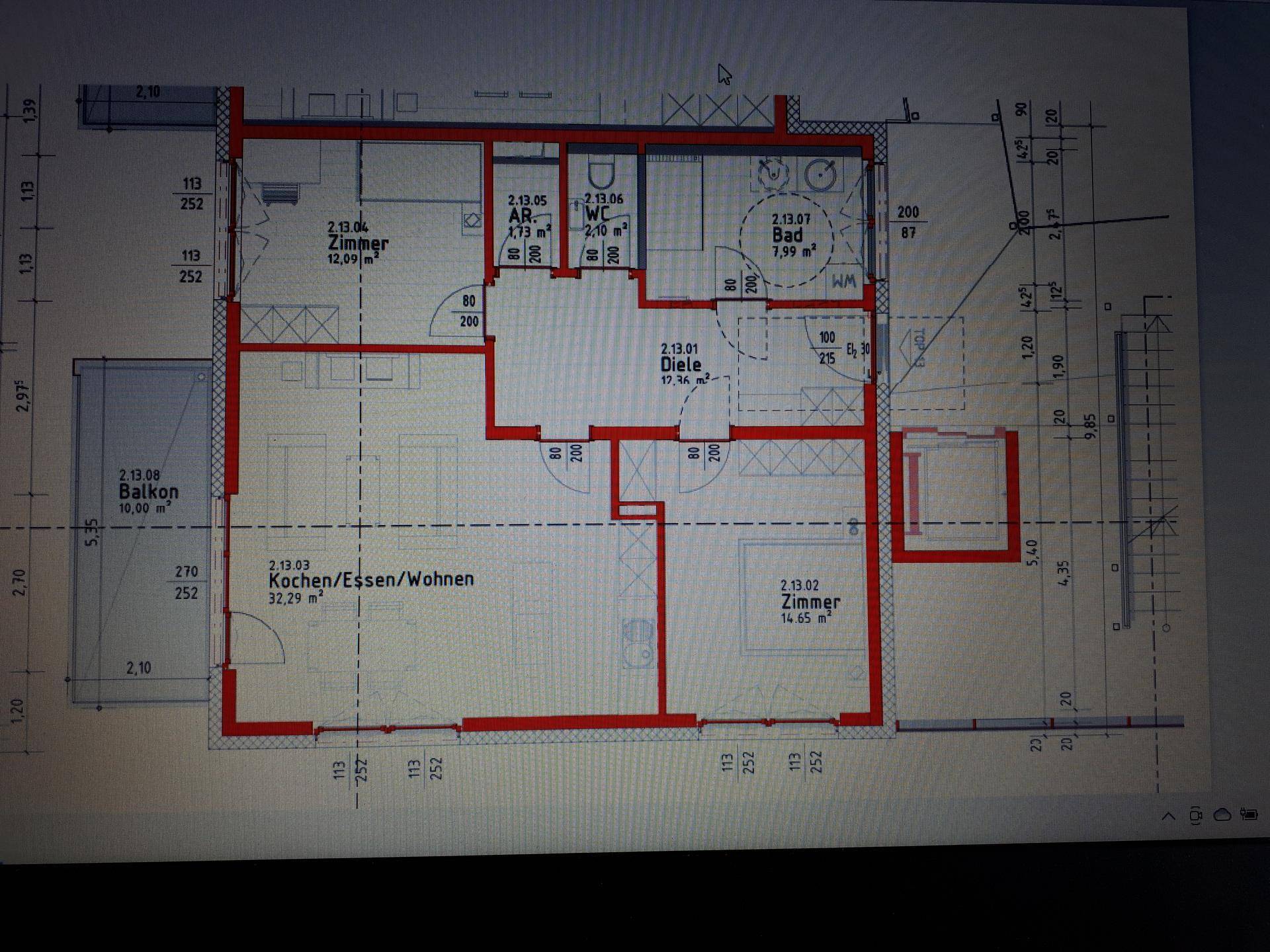 Detaillierter Grundriss einer Wohnung mit offenem Wohnbereich, zwei Schlafzimmern, Bad und Balkon.