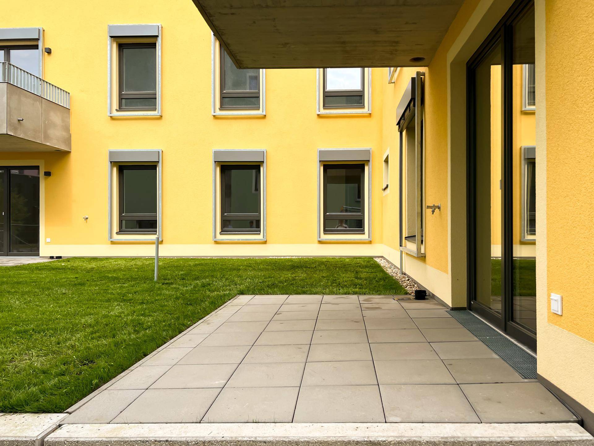 Symbolbild Garten mit Terrasse