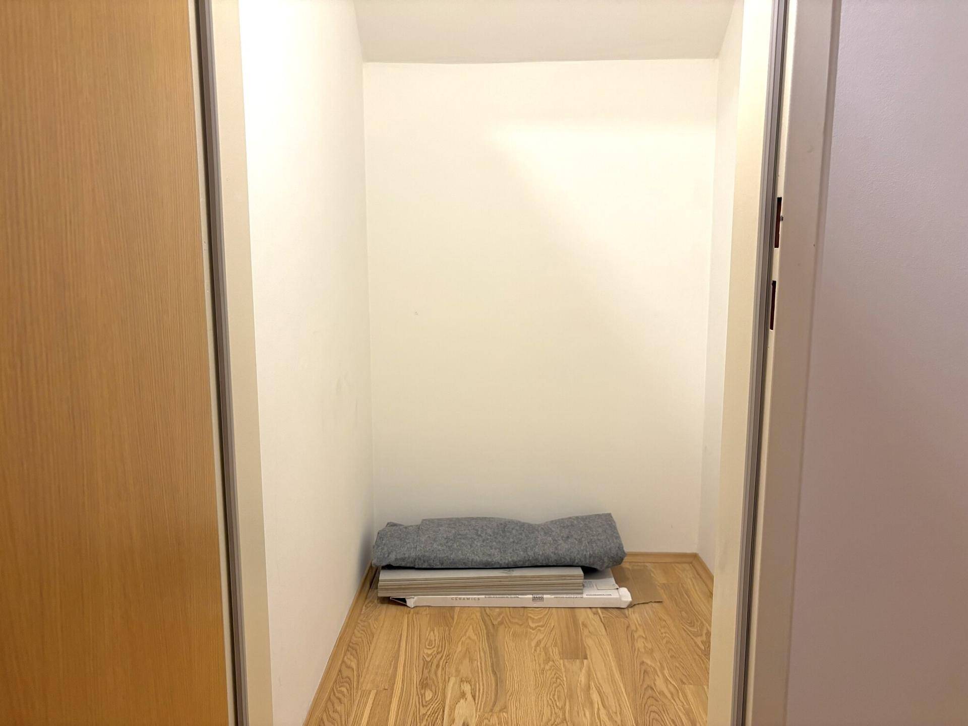 Praktischer Abstellraum mit Holzboden, ideal für zusätzlichen Stauraum in der Wohnung.