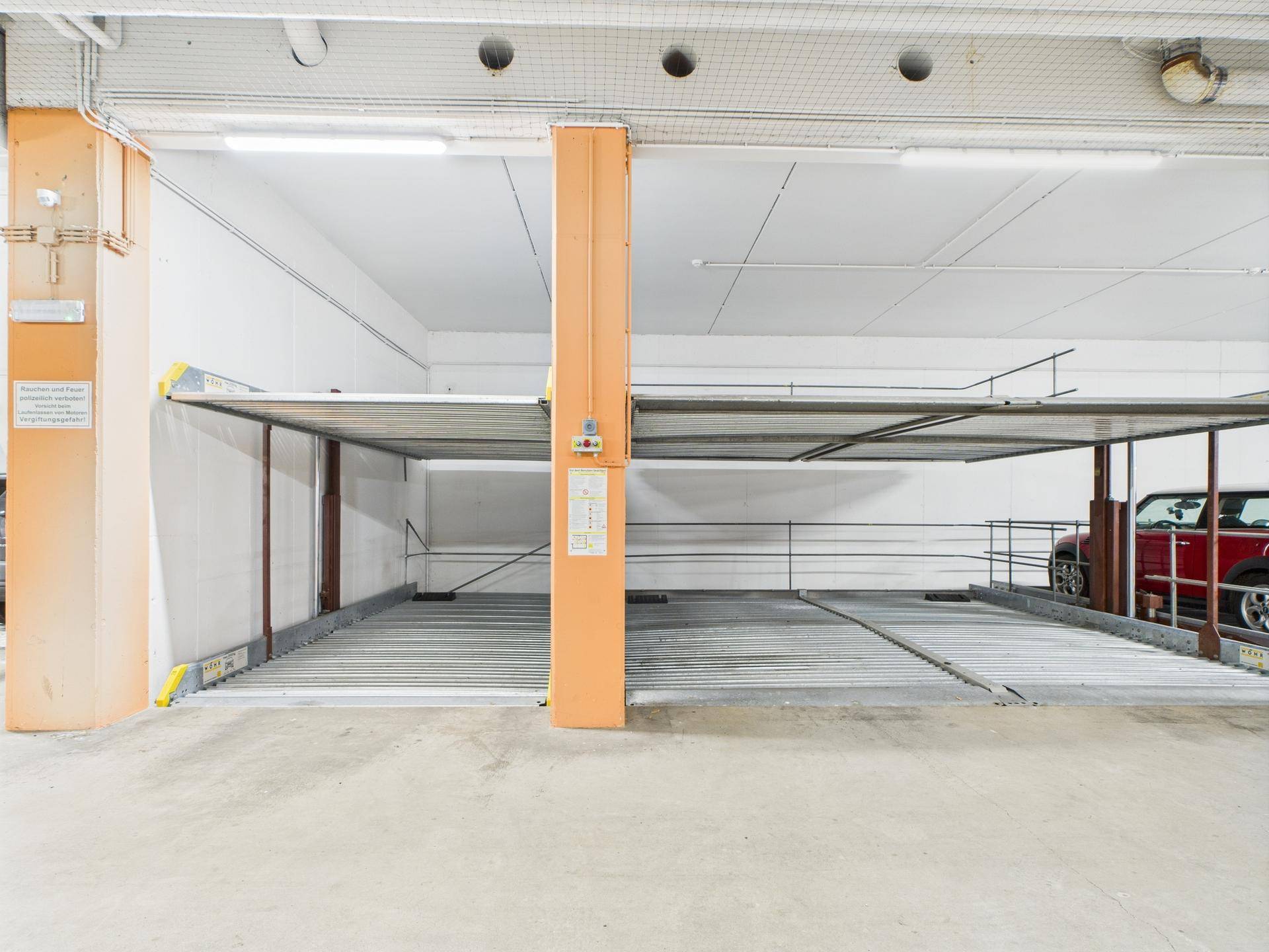 Detailansicht eines automatischen Parkliftsystems in einer modernen Tiefgarage.