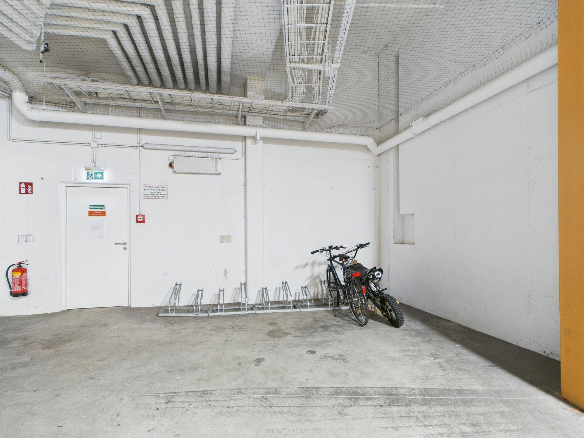 Fahrradraum in der Tiefgarage mit Stellplätzen und Sicherheitsausrüstung.