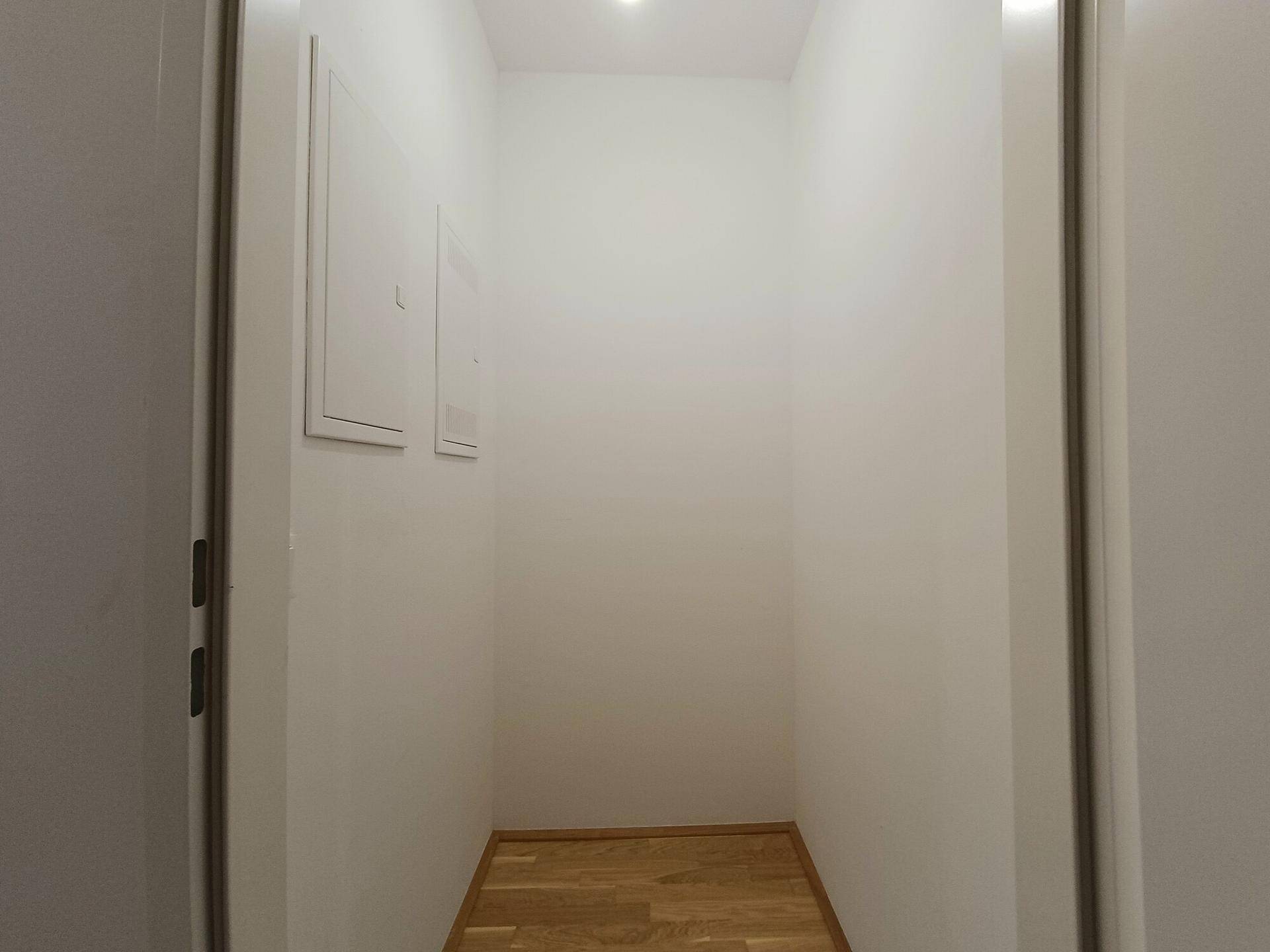 Praktischer Abstellraum mit Parkettboden, ideal für zusätzlichen Stauraum.