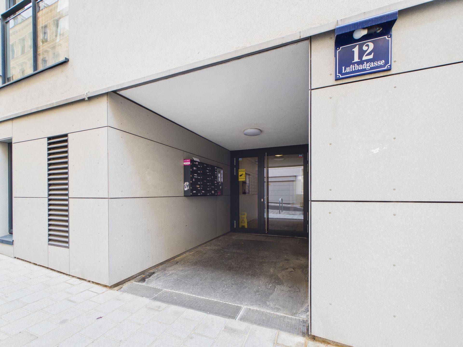 Moderner Gebäudeeingang mit Hausnummer und Briefkästen an der Luftbadgasse.