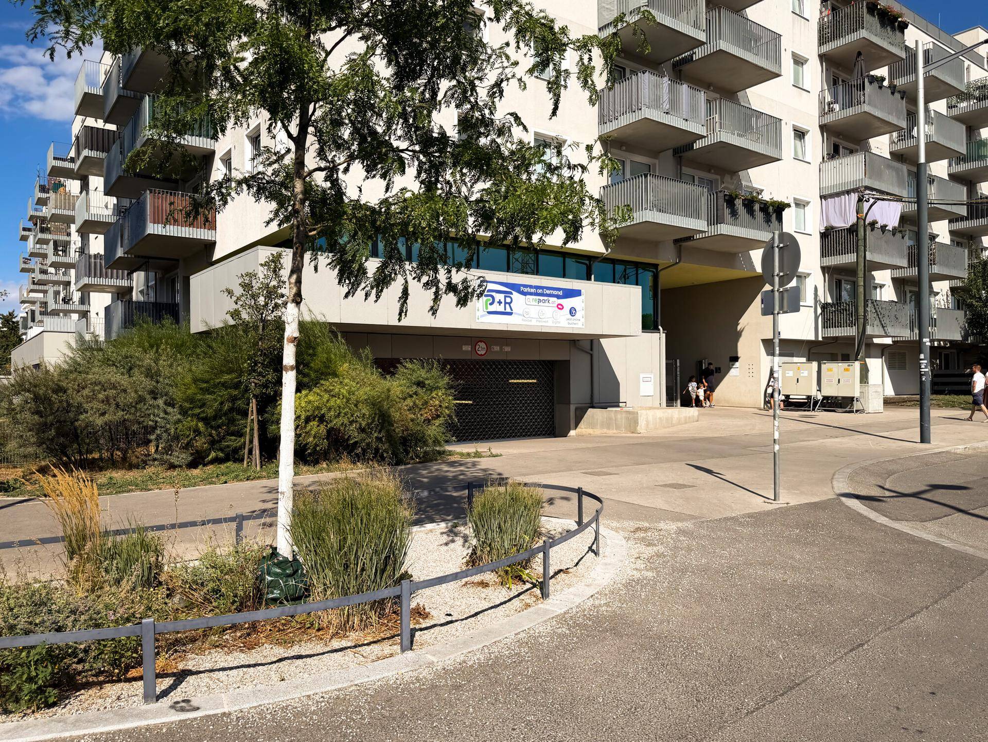 Außenansicht Garageneinfahrt