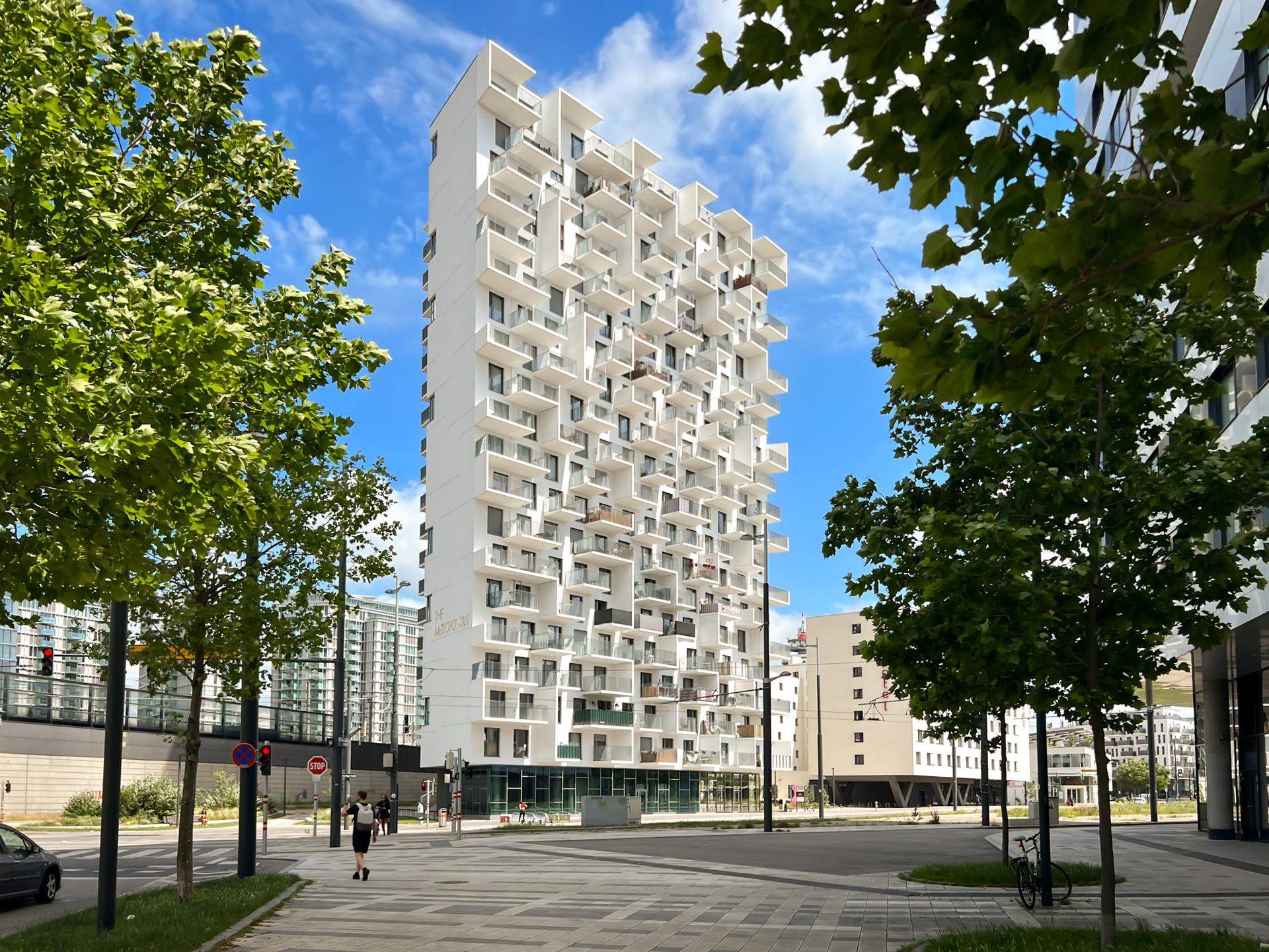 Modernes Wohngebäude mit zahlreichen Balkonen und zeitgenössischer Architektur in urbaner Umgebung.