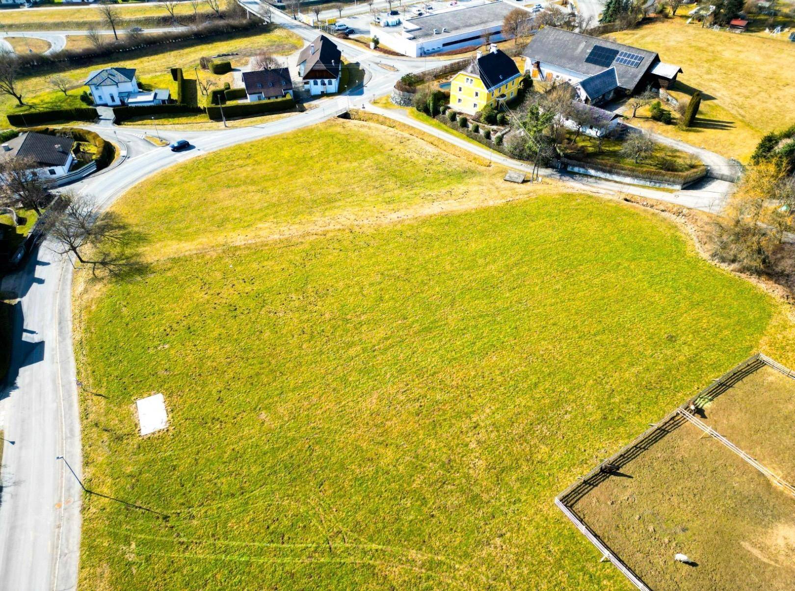 Übersicht des weitläufigen Grundstücks mit angrenzenden Straßen und Häusern in ländlicher Umgebung.