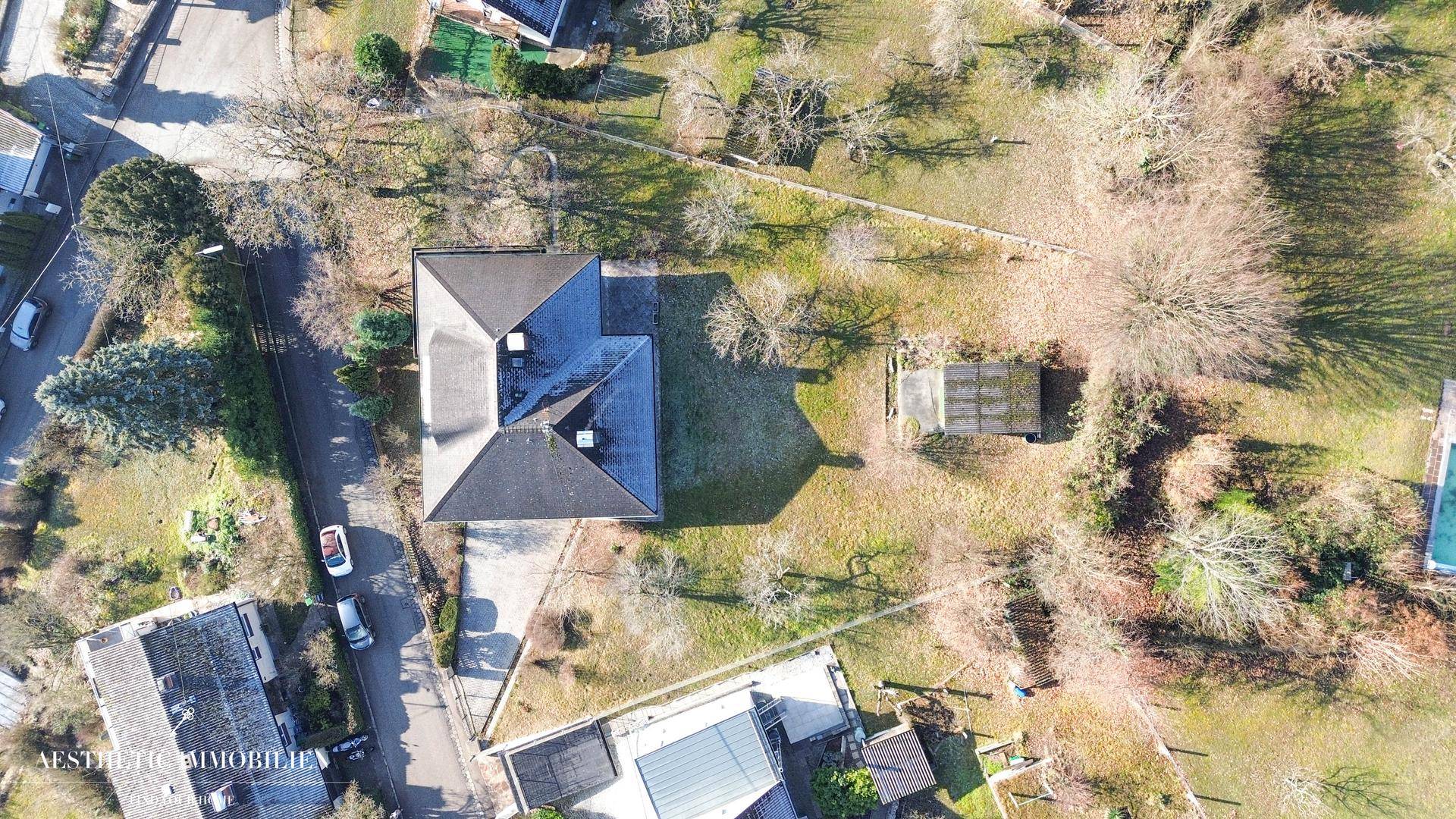 Draufsicht des Hauses mit Satteldach und großem Grundstück in ländlicher Umgebung.