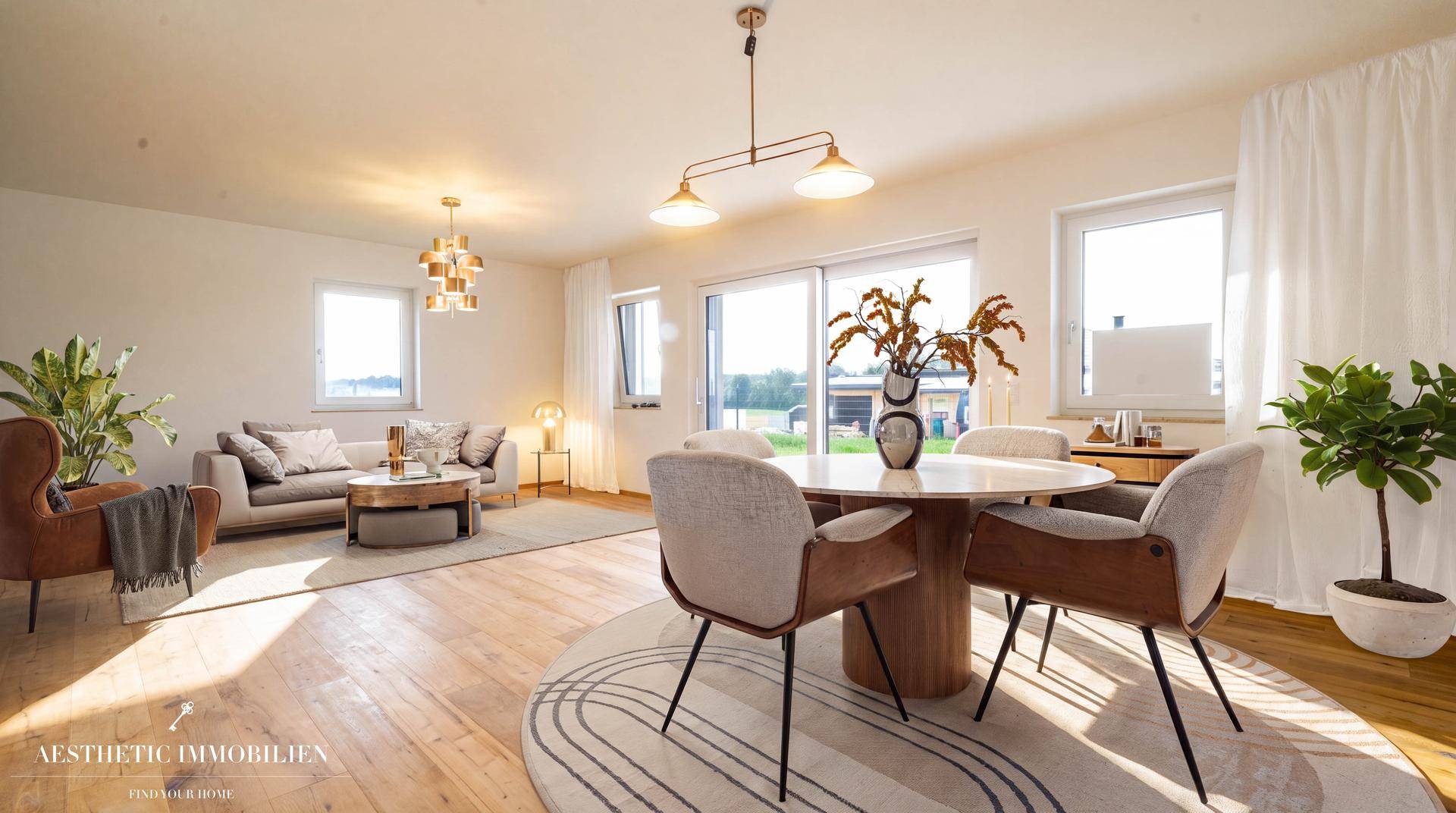 Helles, offenes Wohn- und Esszimmer mit Holzboden, großen Fenstern und moderner Einrichtung.