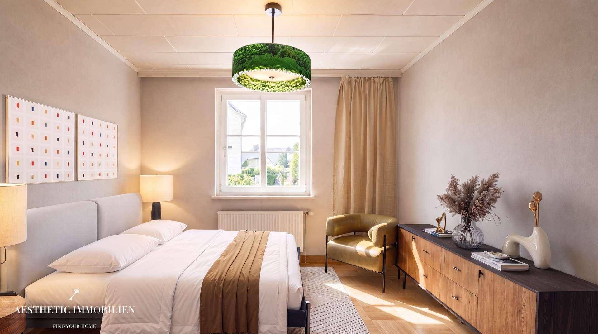Modernes Schlafzimmer mit hellem Holzboden, großem Fenster und stilvoller Einrichtung.