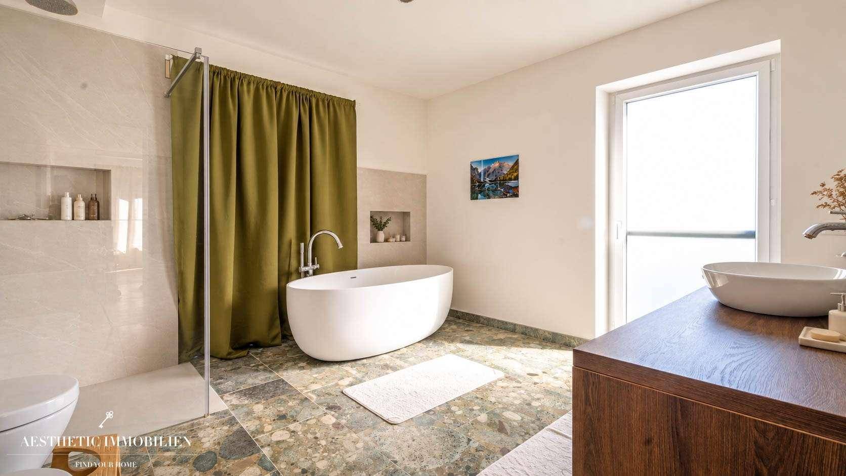 Geräumiges Badezimmer mit freistehender Badewanne, begehbarer Dusche und großem Fenster.