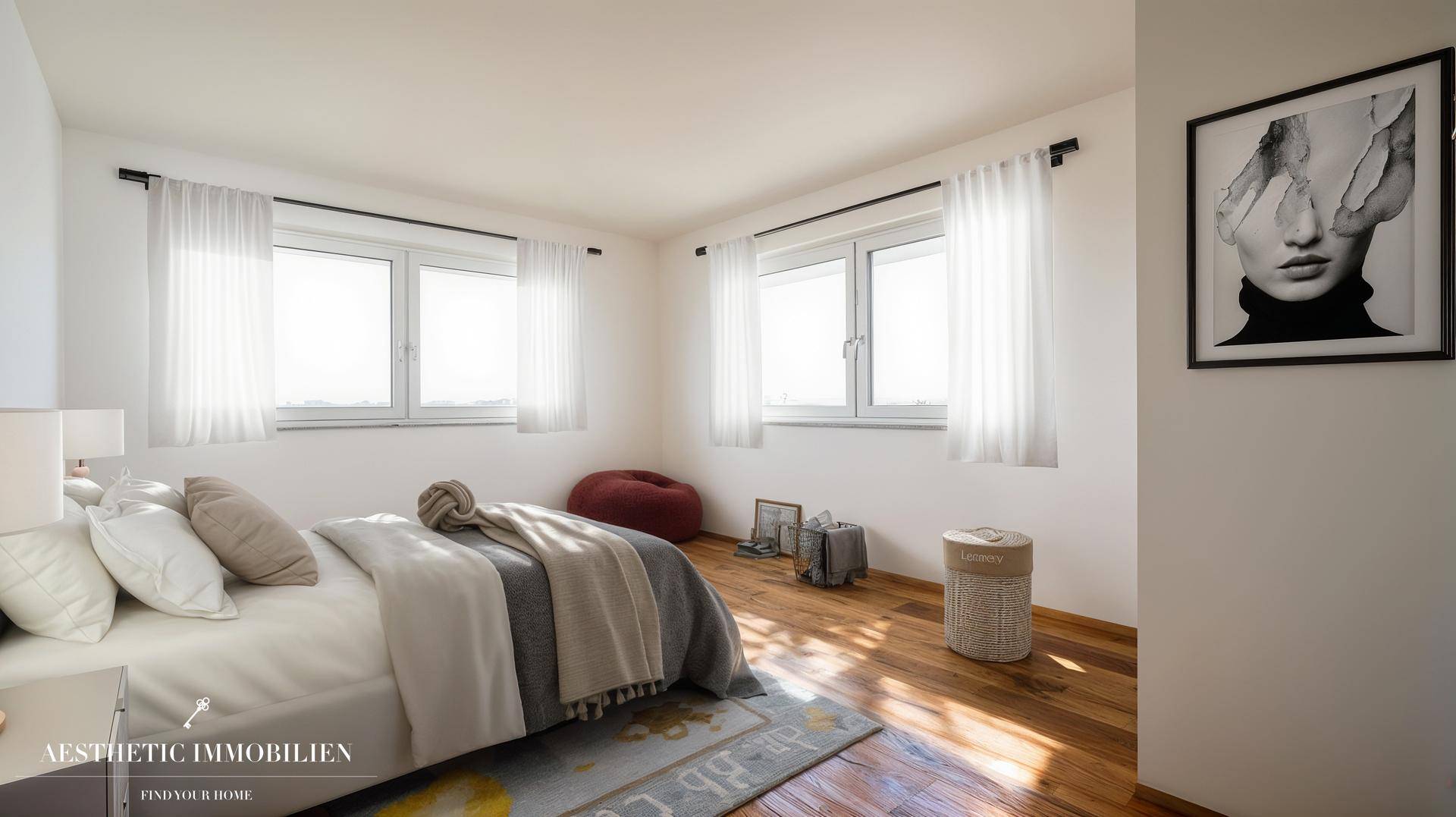 Helles Schlafzimmer mit Holzboden, großem Bett und moderner Dekoration, viel Tageslicht.