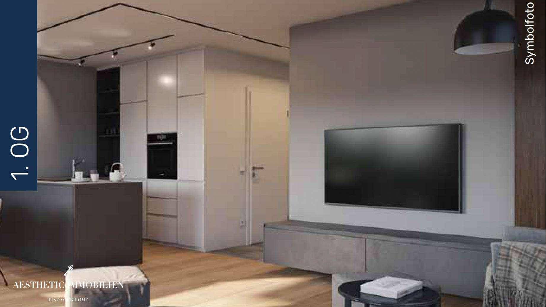 Modernes offenes Wohnzimmer mit integrierter Küche, Holzboden und Wandfernseher in neutralen Farben.