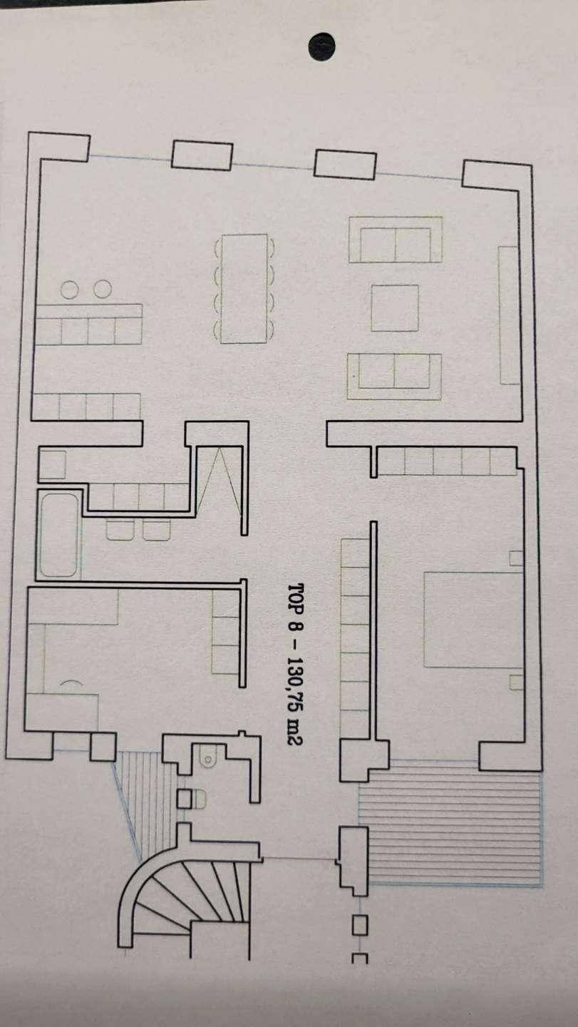 Grundriss einer Wohnung mit mehreren Zimmern, Bad, Küche und einem Balkon.