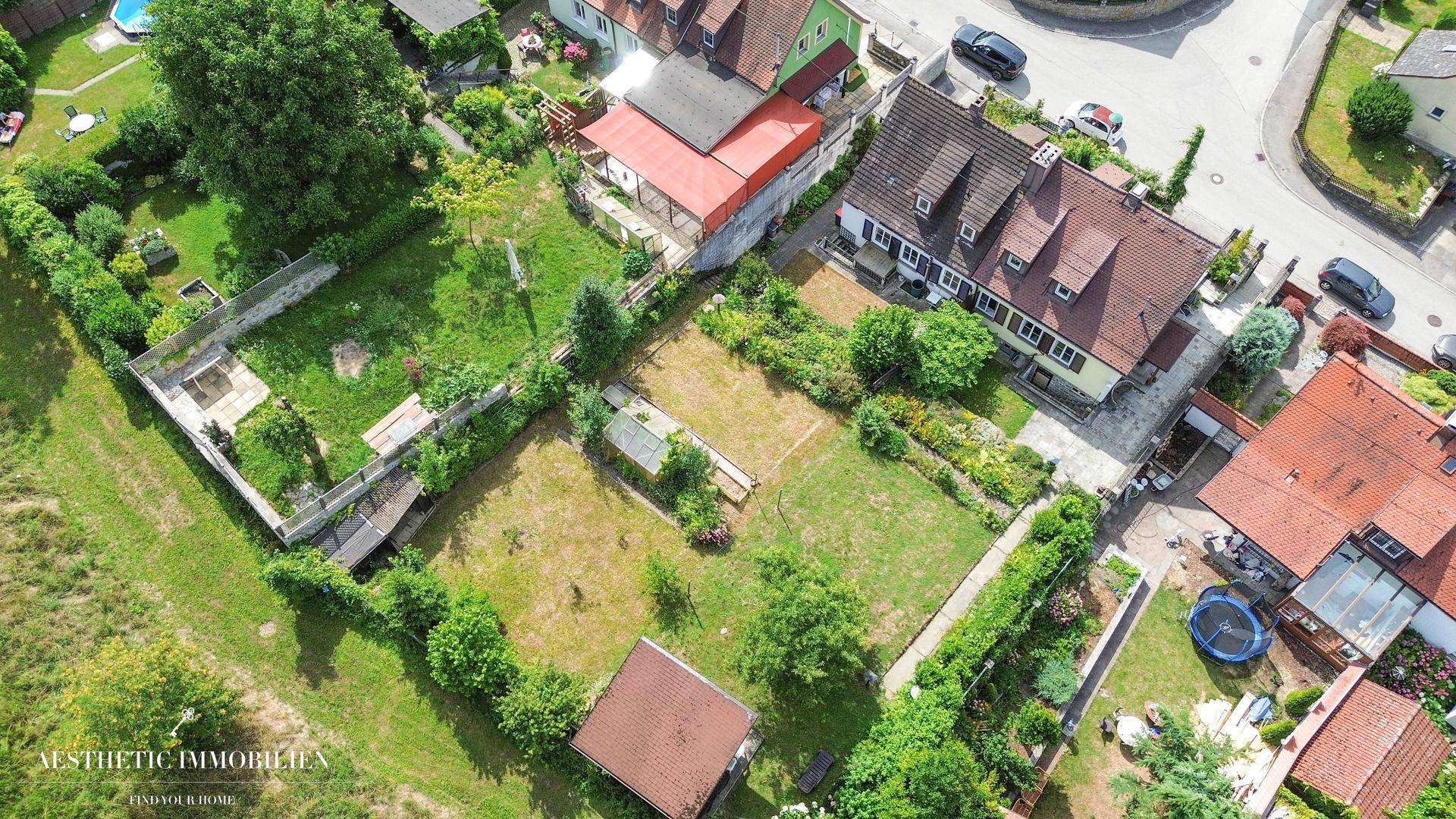 Luftaufnahme des Anwesens mit großem Garten und angrenzenden Grundstücken.