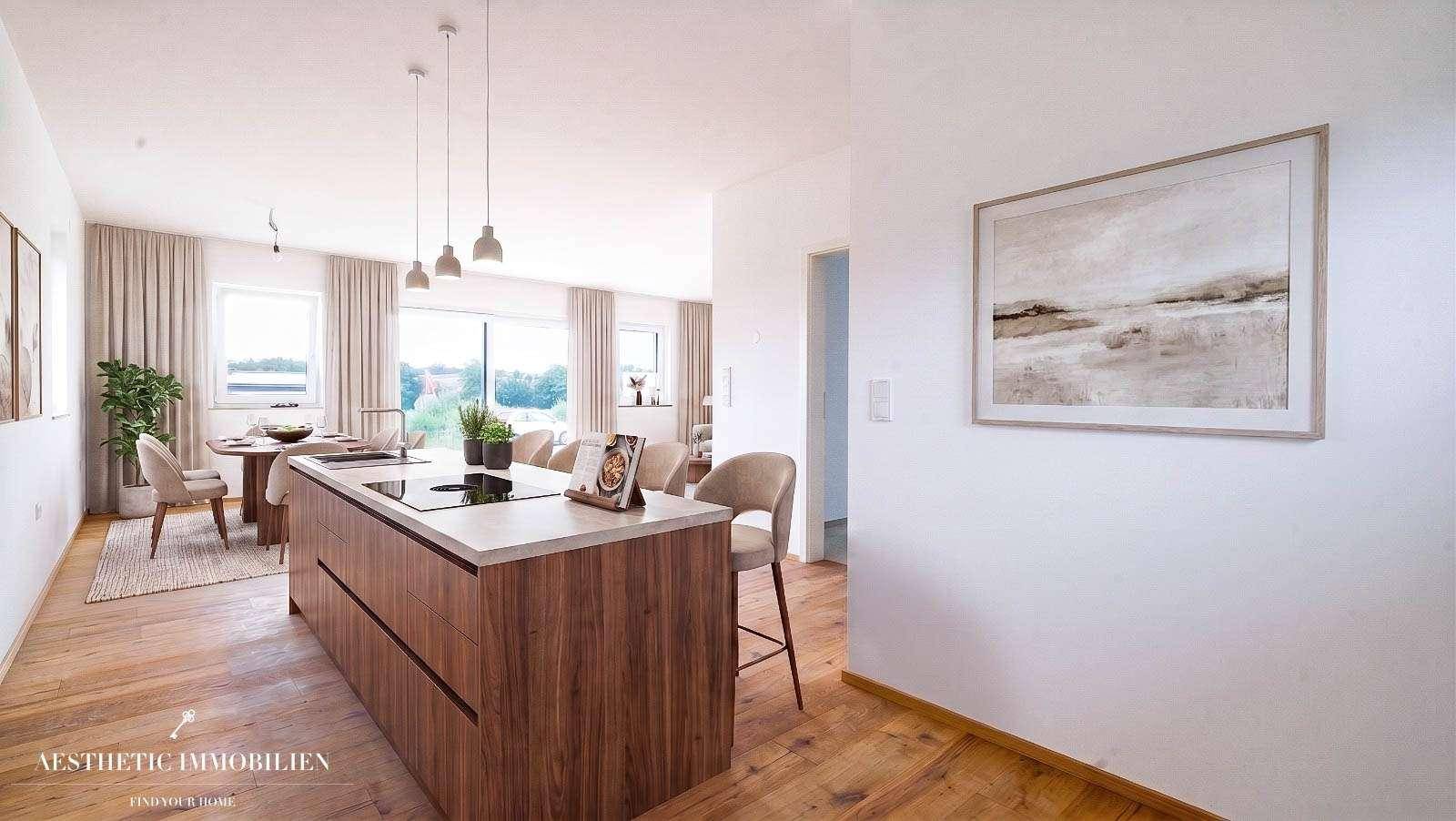 Moderne offene Küche mit Kochinsel, Holzboden und Essbereich im Hintergrund.