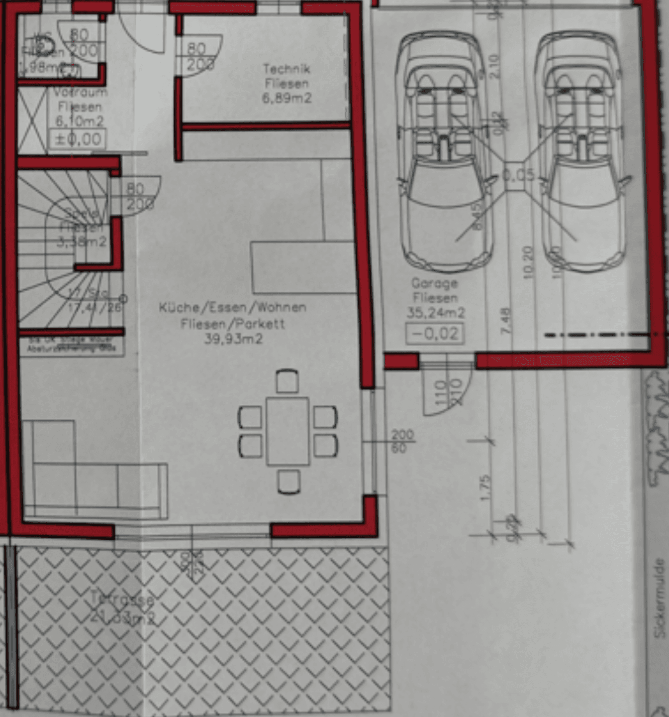 Grundriss des Erdgeschosses mit offenem Wohn-Essbereich, Küche und Garage.