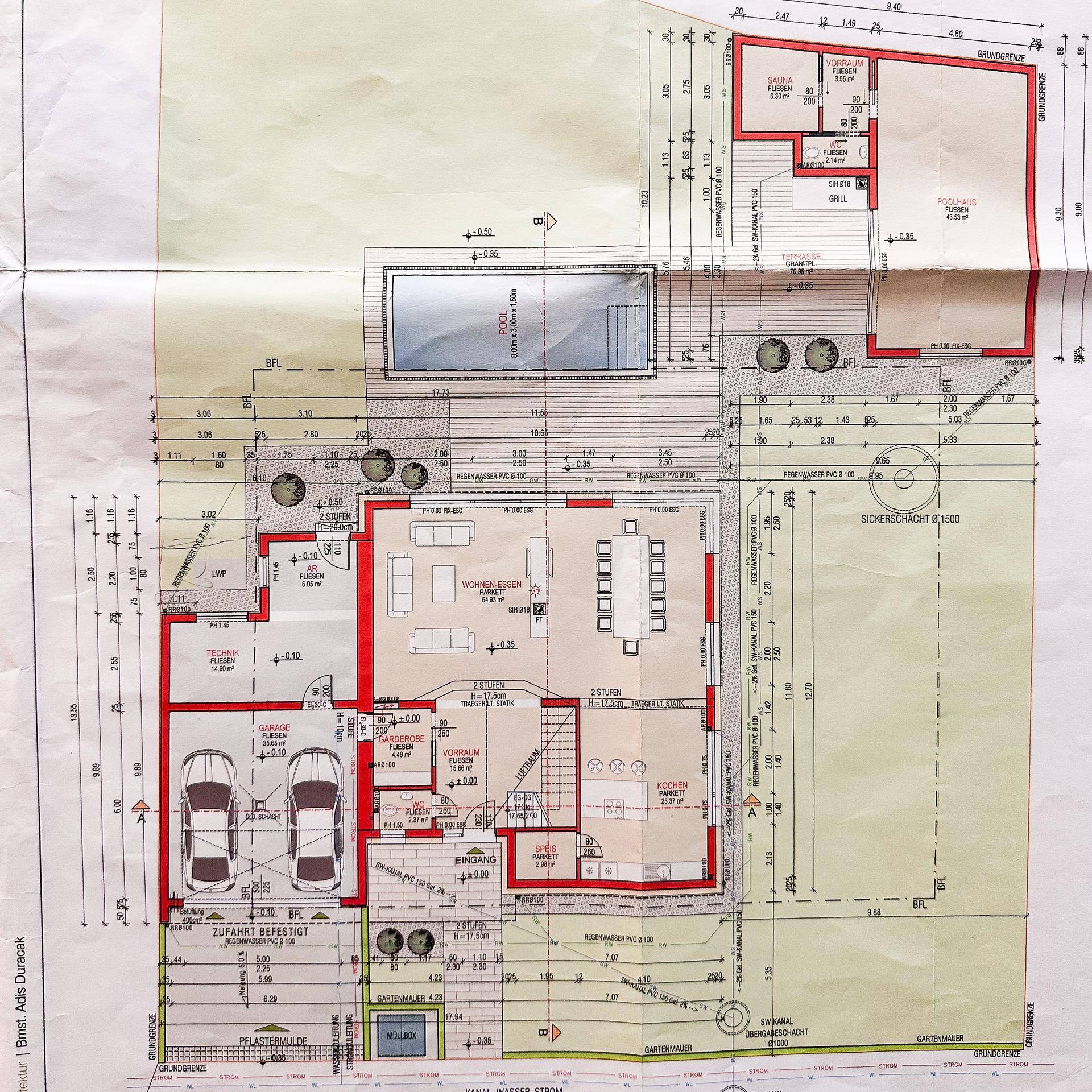 Grundriss des Erdgeschosses mit Wohn-Essbereich, Küche, Garage und Pool.