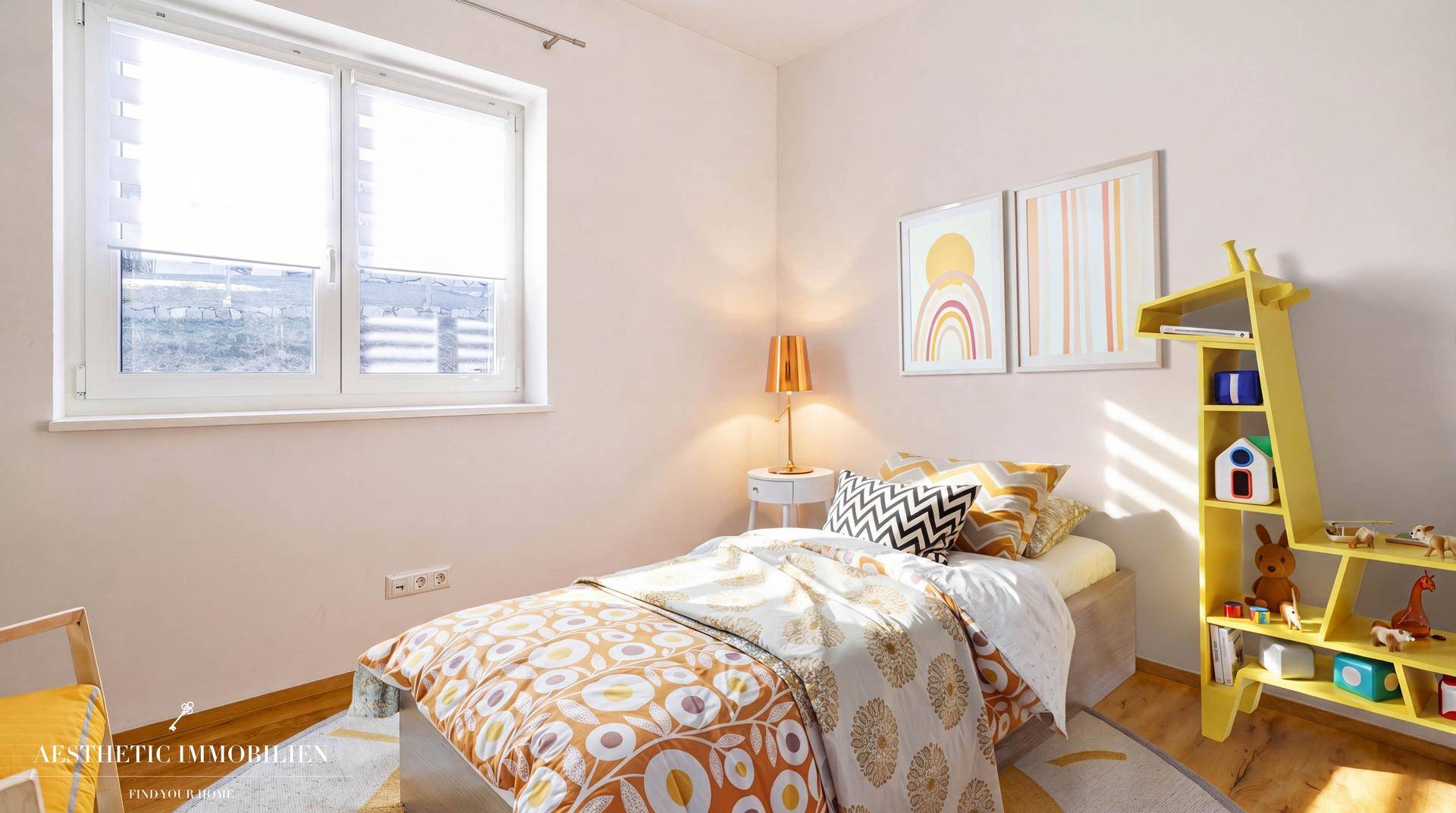 Freundliches Kinderzimmer mit Einzelbett, Holzboden und farbenfroher Dekoration.