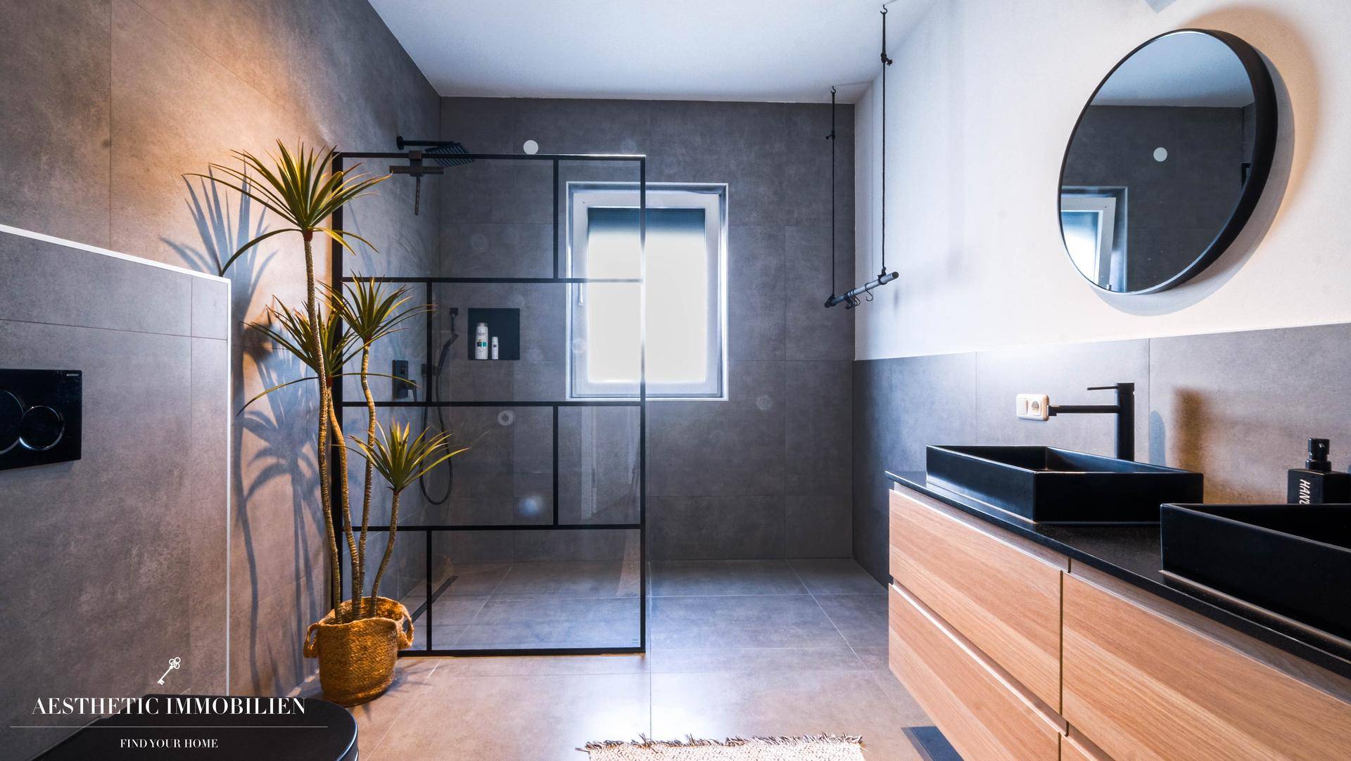 Modernes Badezimmer mit begehbarer Dusche, Doppelwaschbecken und großformatigen Fliesen.