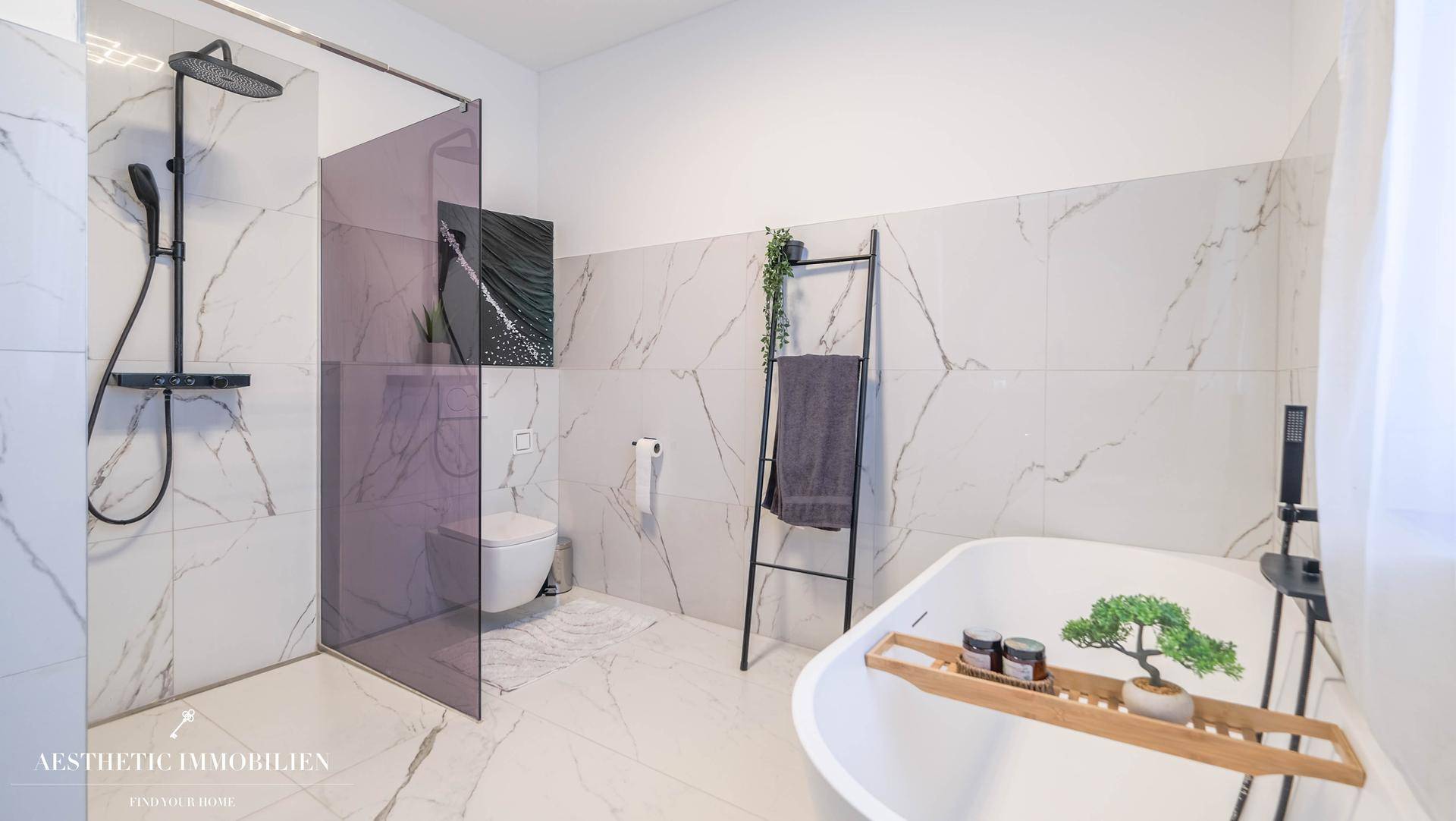 Helles Badezimmer mit freistehender Badewanne, begehbarer Dusche und Wand-WC.