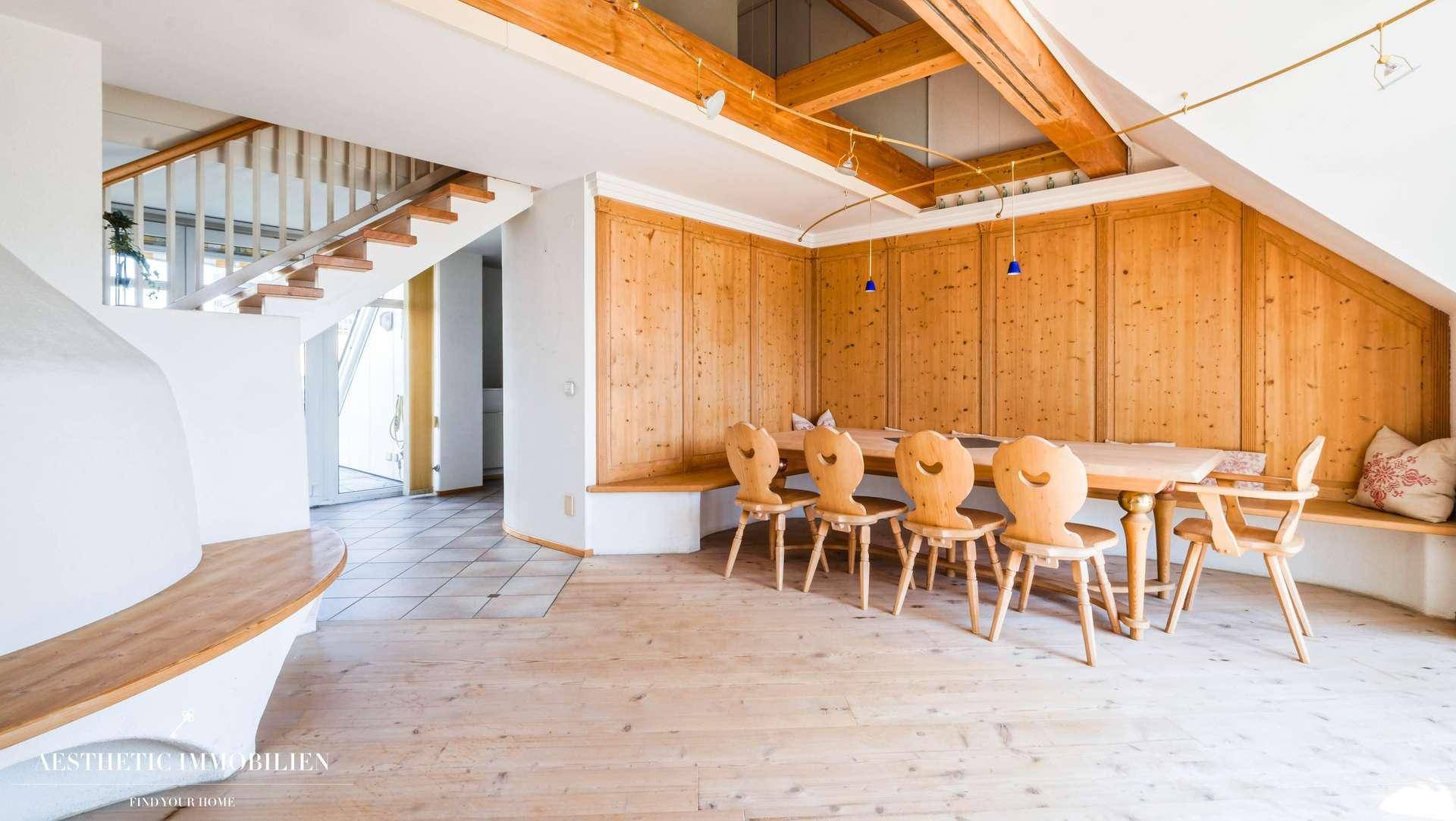 Gemütlicher Essbereich im alpinen Stil mit Holztäfelung und Holzmöbeln.