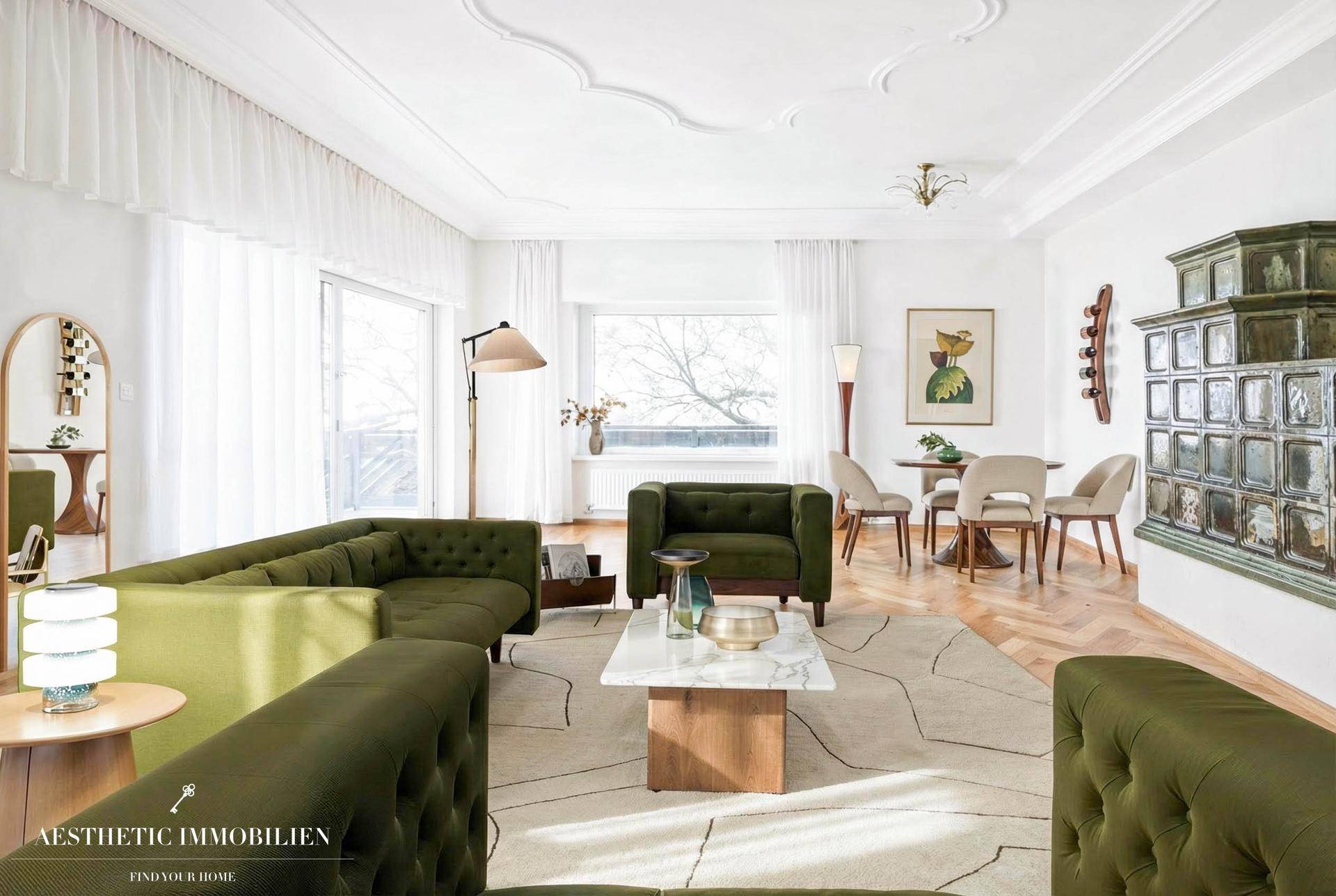 Heller Wohn-Essbereich mit modernem Interieur, Fischgrätparkett und Stuckdecke.