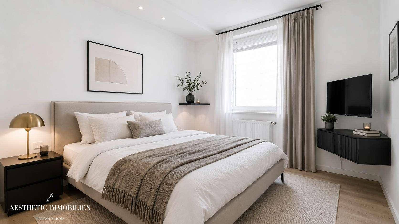 Modernes Schlafzimmer mit Doppelbett, hellem Teppich und minimalistischer Dekoration.