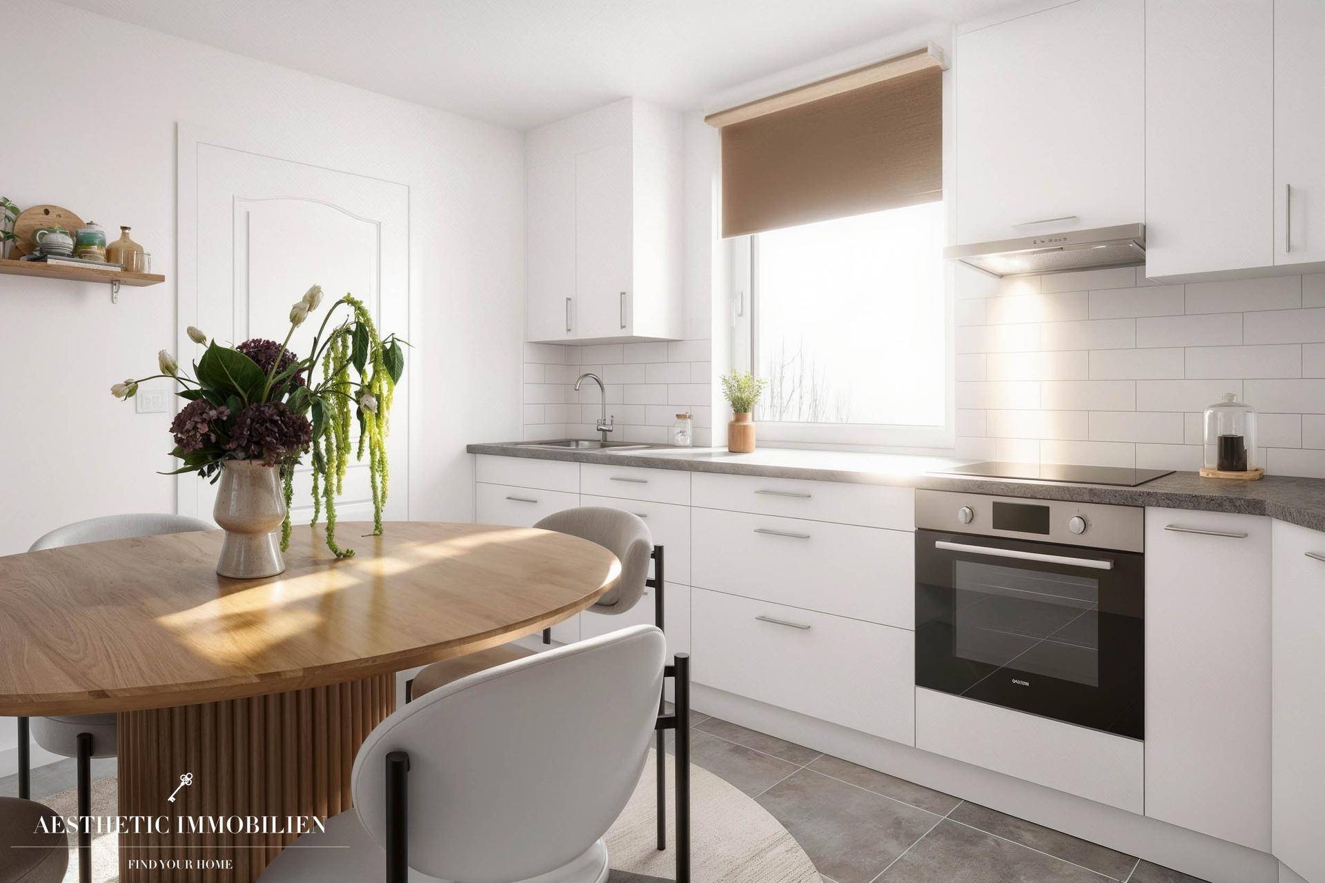 Moderne Wohnküche mit weißen Schränken, Essbereich und viel Tageslicht.