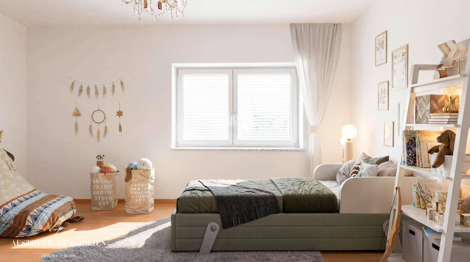 Freundliches Kinderzimmer mit Bett, verspielter Dekoration und einem Fenster für natürliches Licht.