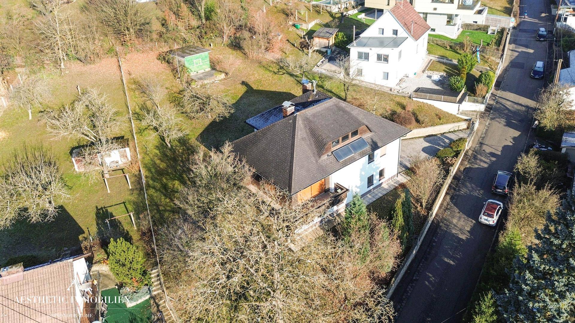 Luftaufnahme des Hauses und der Nachbarschaft mit viel Grünfläche.