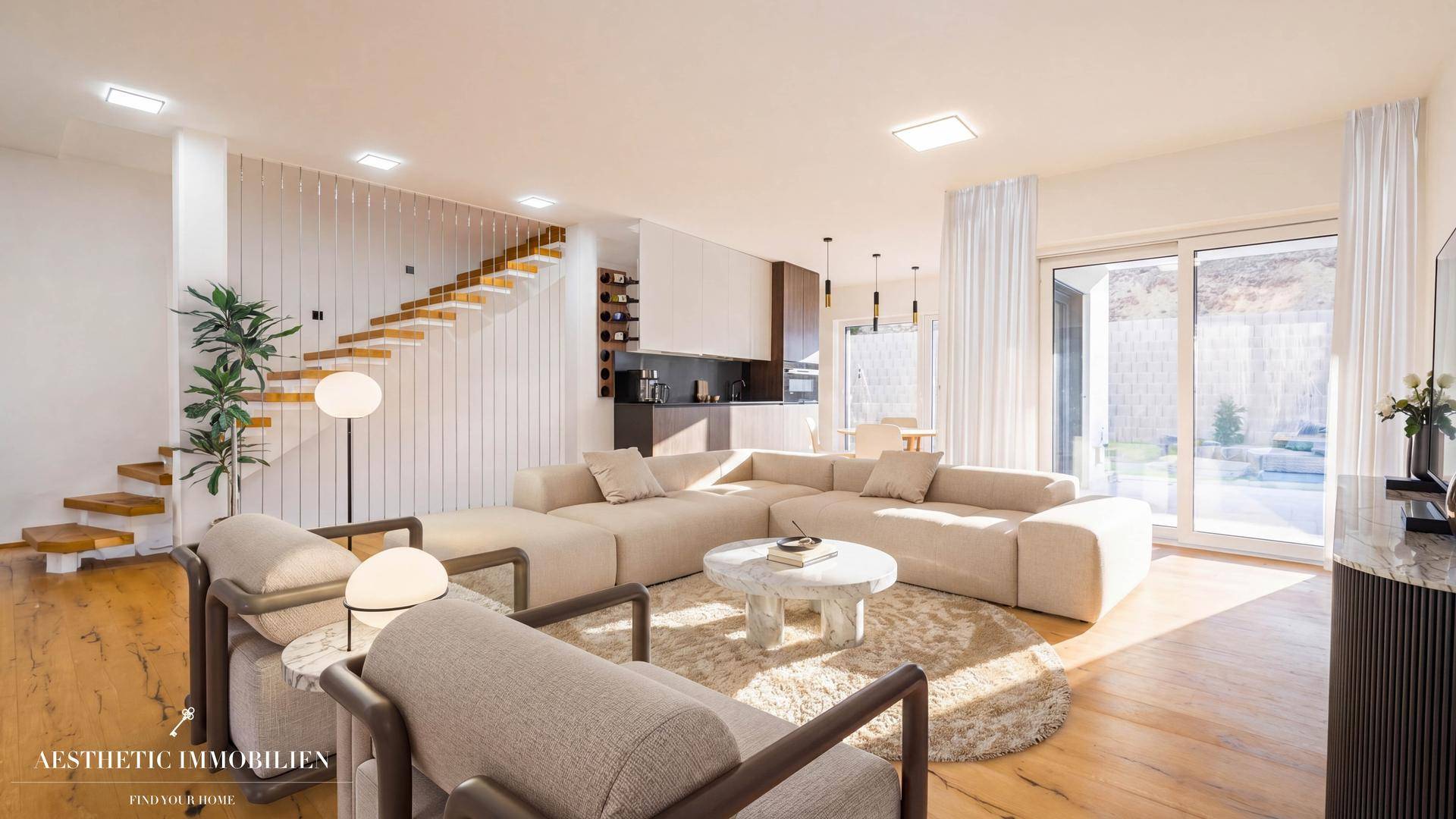 Geräumiger, offener Wohnbereich mit moderner Einrichtung, Holzboden und Zugang zur Terrasse.