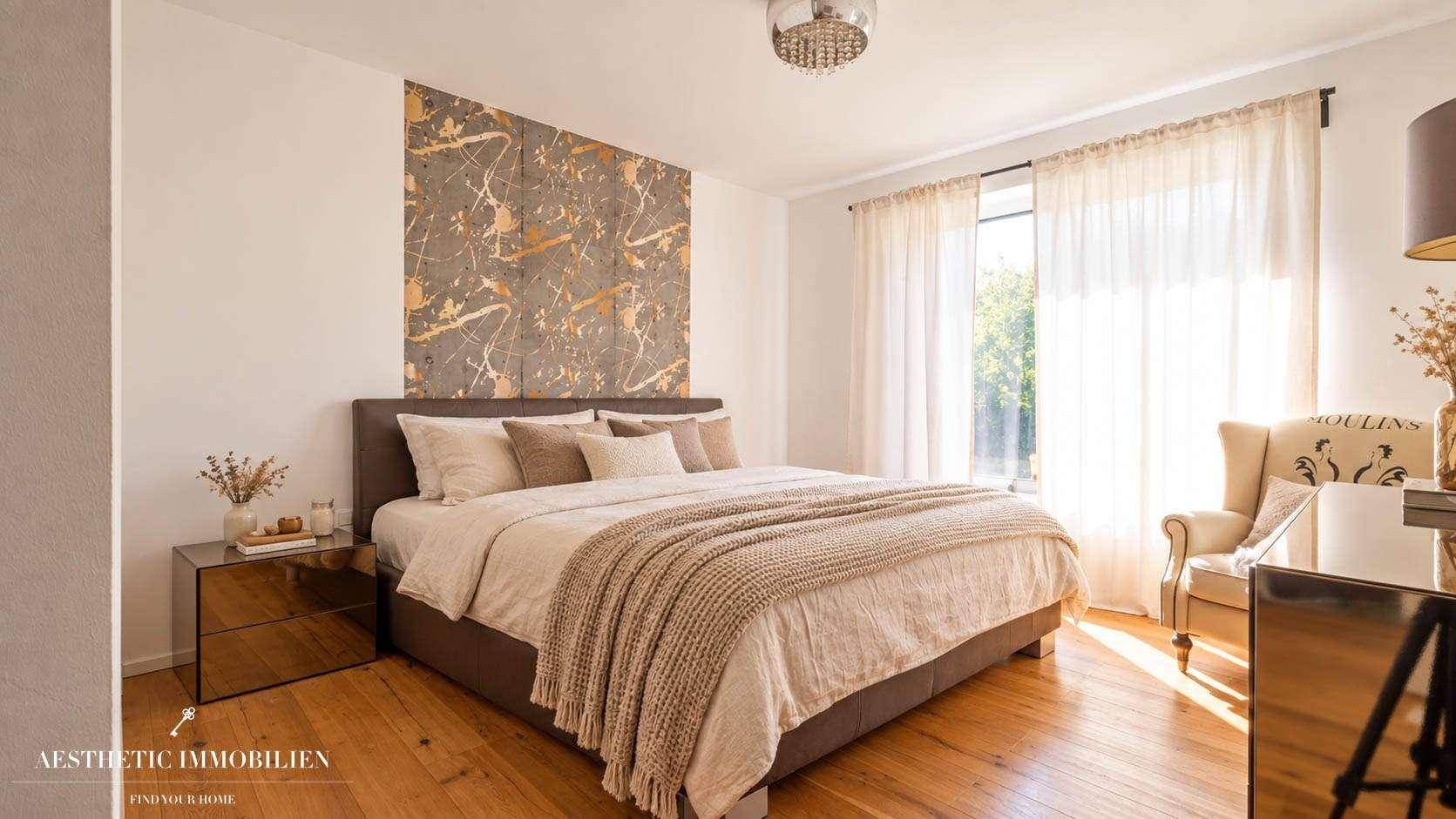 Elegantes Schlafzimmer mit Doppelbett, Holzboden und dekorativer Wandgestaltung.