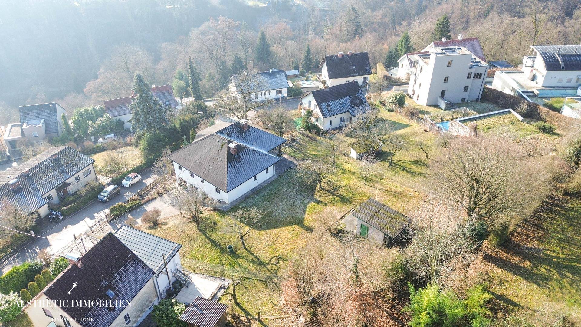 Weitläufige Luftaufnahme des Anwesens und der ländlichen Umgebung.