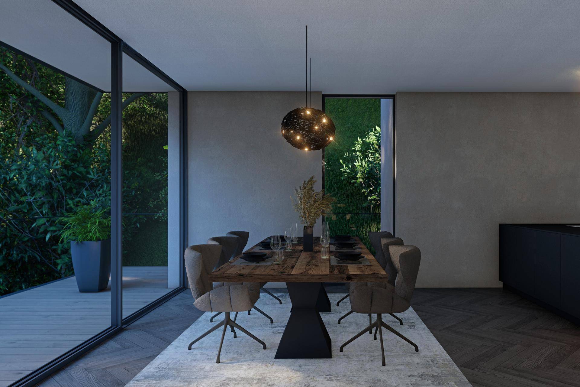 Eleganter Essbereich mit Holztisch und Zugang zu einer Terrasse mit Blick ins Grüne.