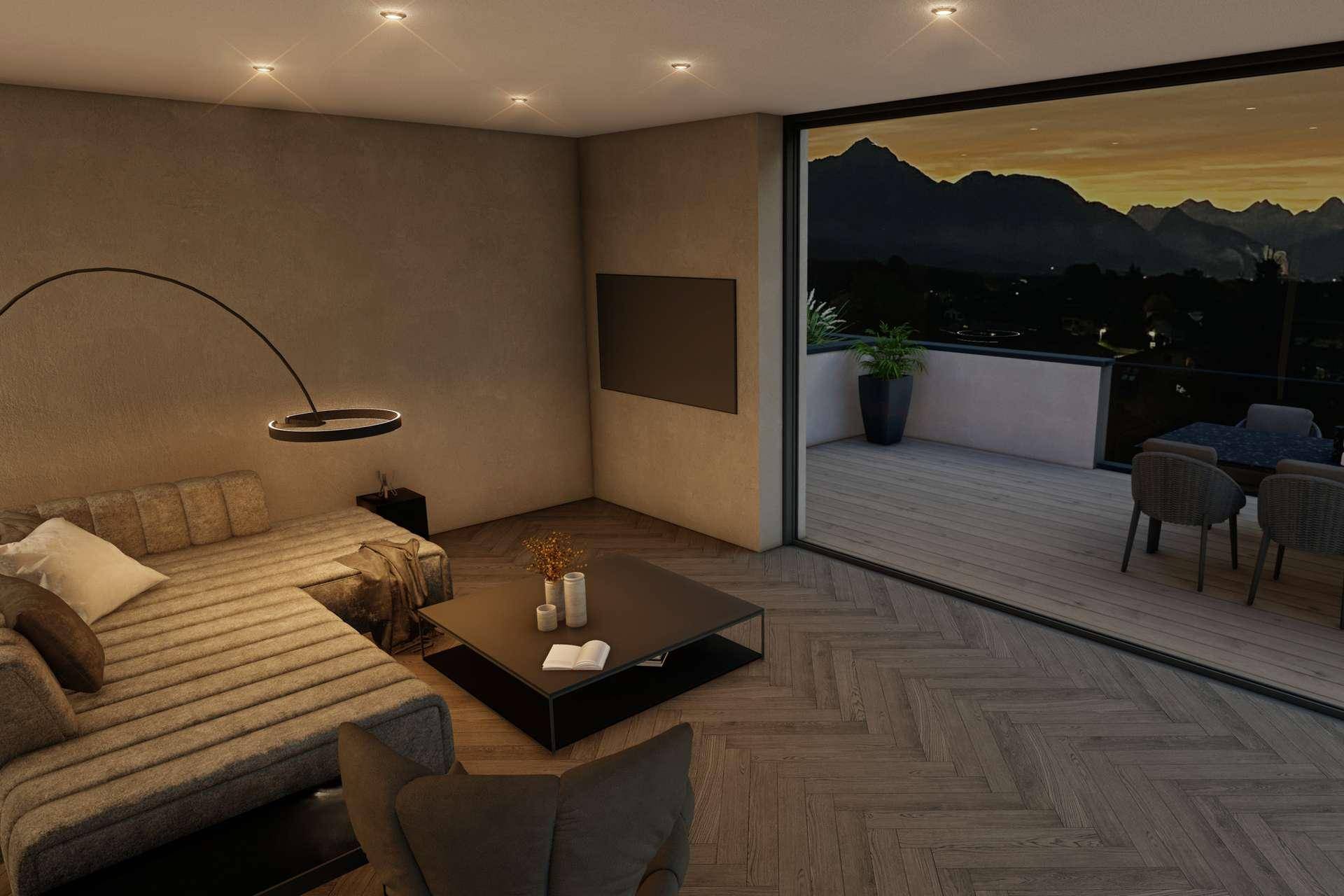 Modernes Wohnzimmer mit Zugang zur Terrasse und Panoramablick auf die beleuchteten Berge bei Nacht.