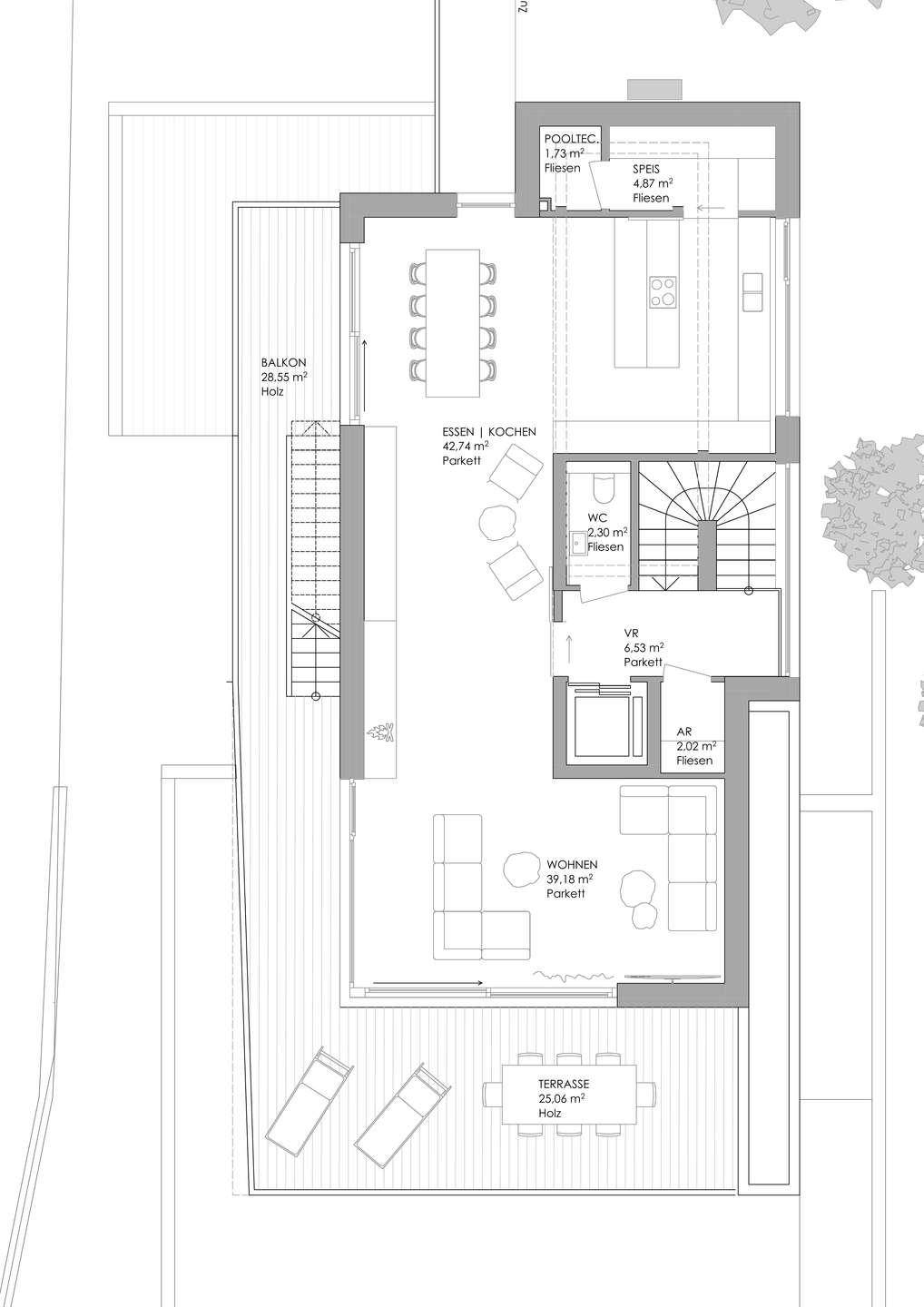Grundriss des Erdgeschosses mit offenem Wohn-Essbereich, Küche, WC, Balkon und großer Terrasse.