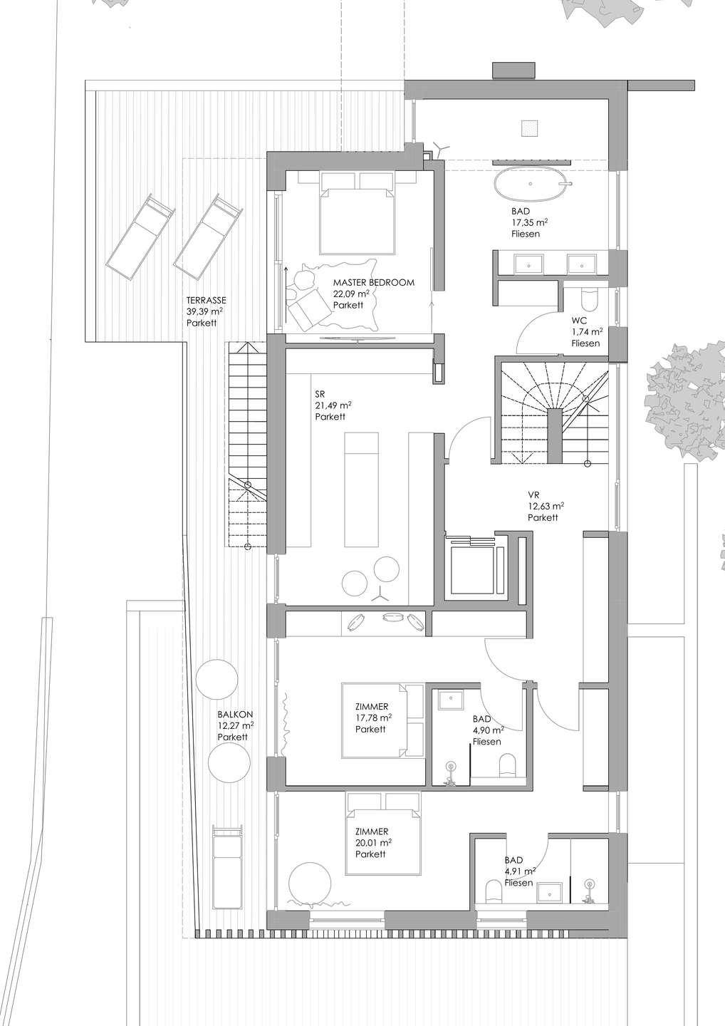 Grundriss mit Hauptschlafzimmer, zwei weiteren Zimmern, mehreren Bädern, Terrasse und Balkon.
