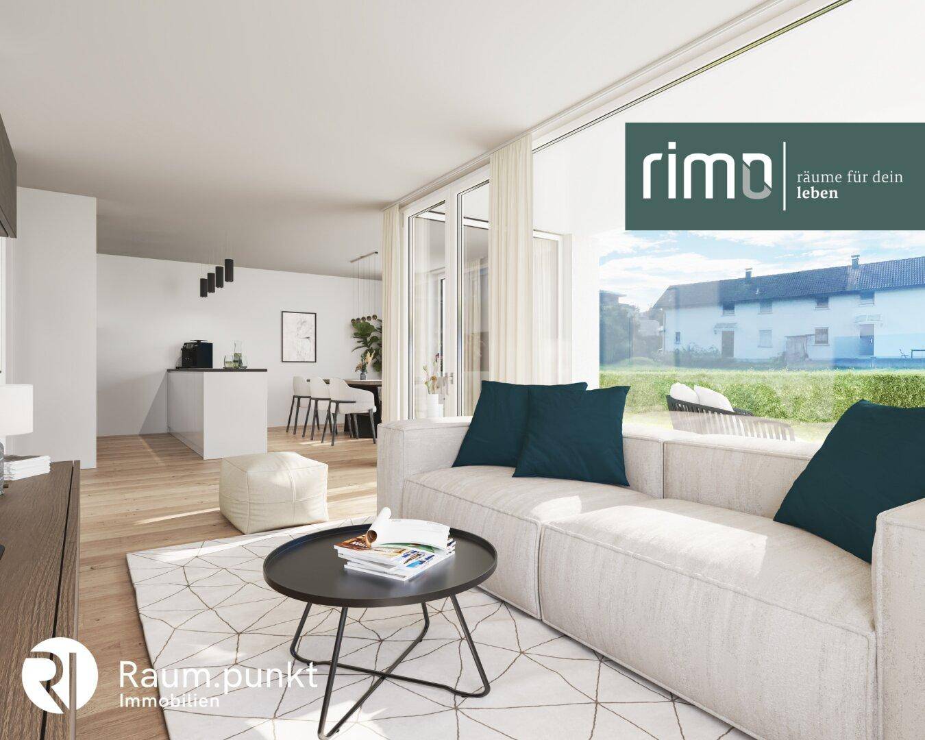 Gemütliches Wohnzimmer mit hellem Sofa, Holzboden und Blick ins Grüne.
