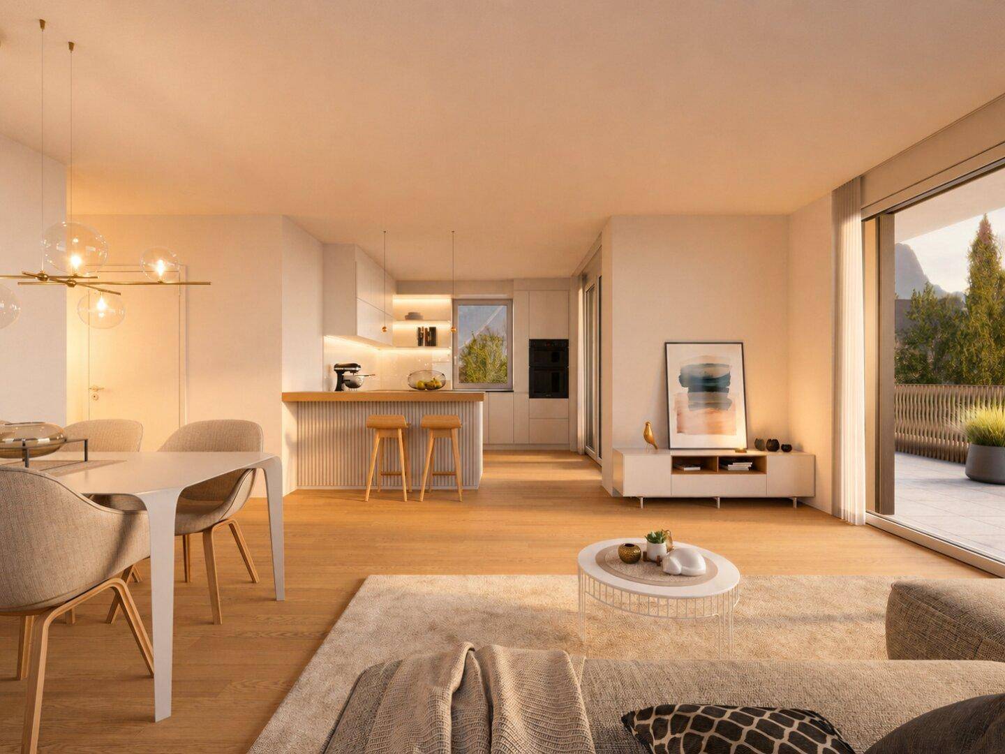 Heller, offener Wohn-Essbereich mit moderner Küche, Holzboden und Zugang zu einem Balkon mit Bergblick.