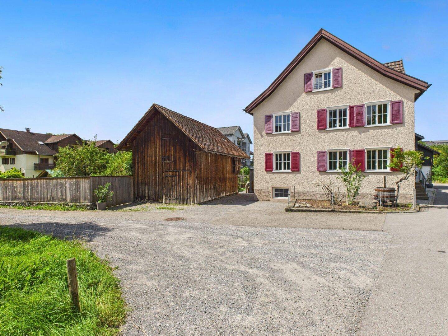 Historisches Wohnhaus mit Scheune und großem Vorplatz in ländlicher Umgebung.