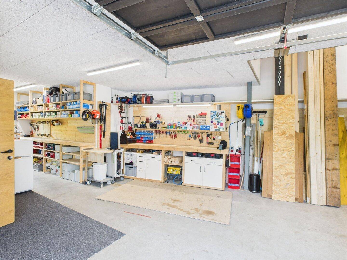 Große Werkstatt mit umfangreicher Ausstattung, Arbeitsflächen und viel Stauraum für Projekte.