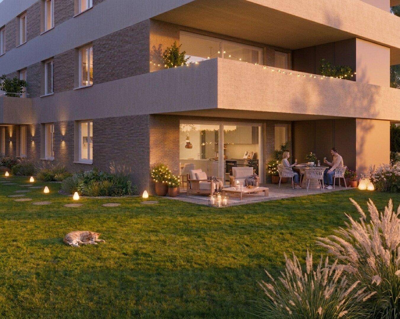 Moderne Wohnanlage mit privatem Gartenbereich und möblierter Terrasse im Erdgeschoss.