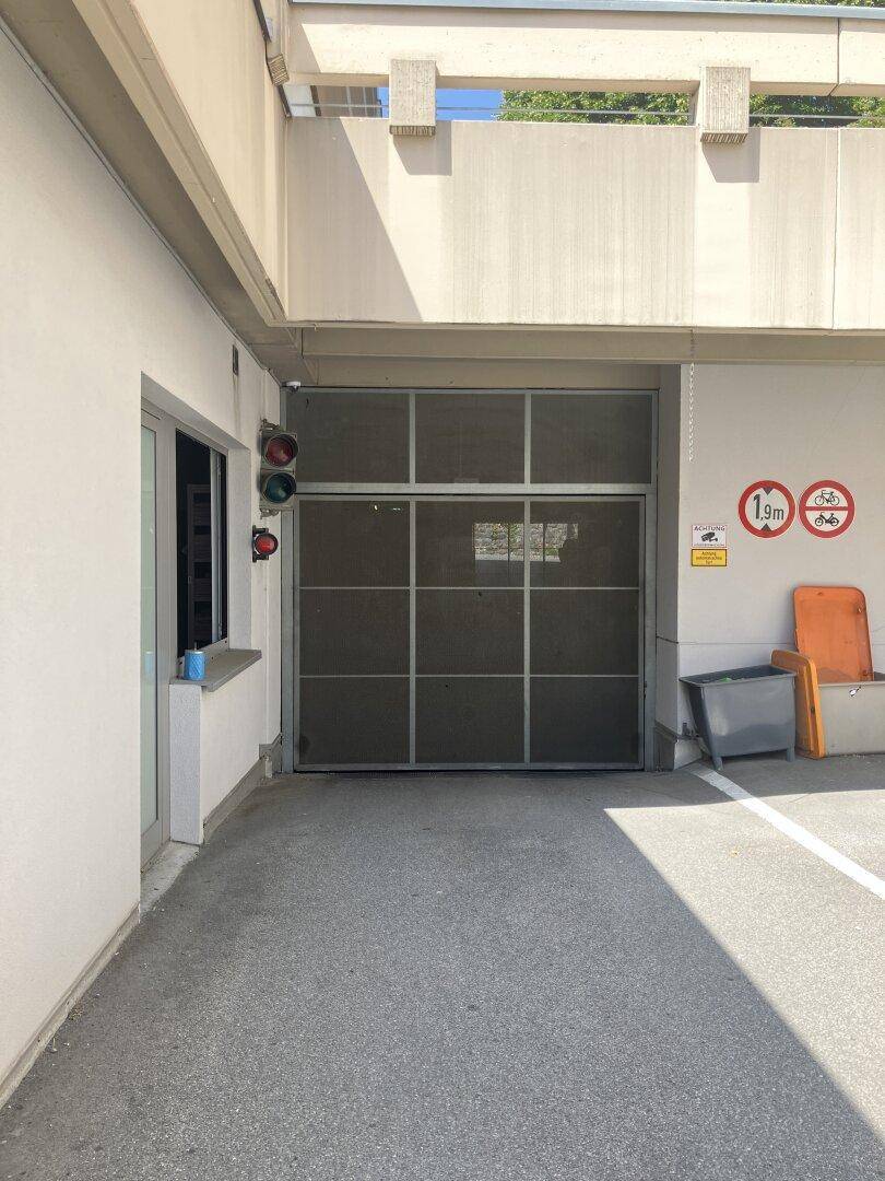 Eingang zur Tiefgarage mit Ampelsystem und Höhenbegrenzungsschildern.