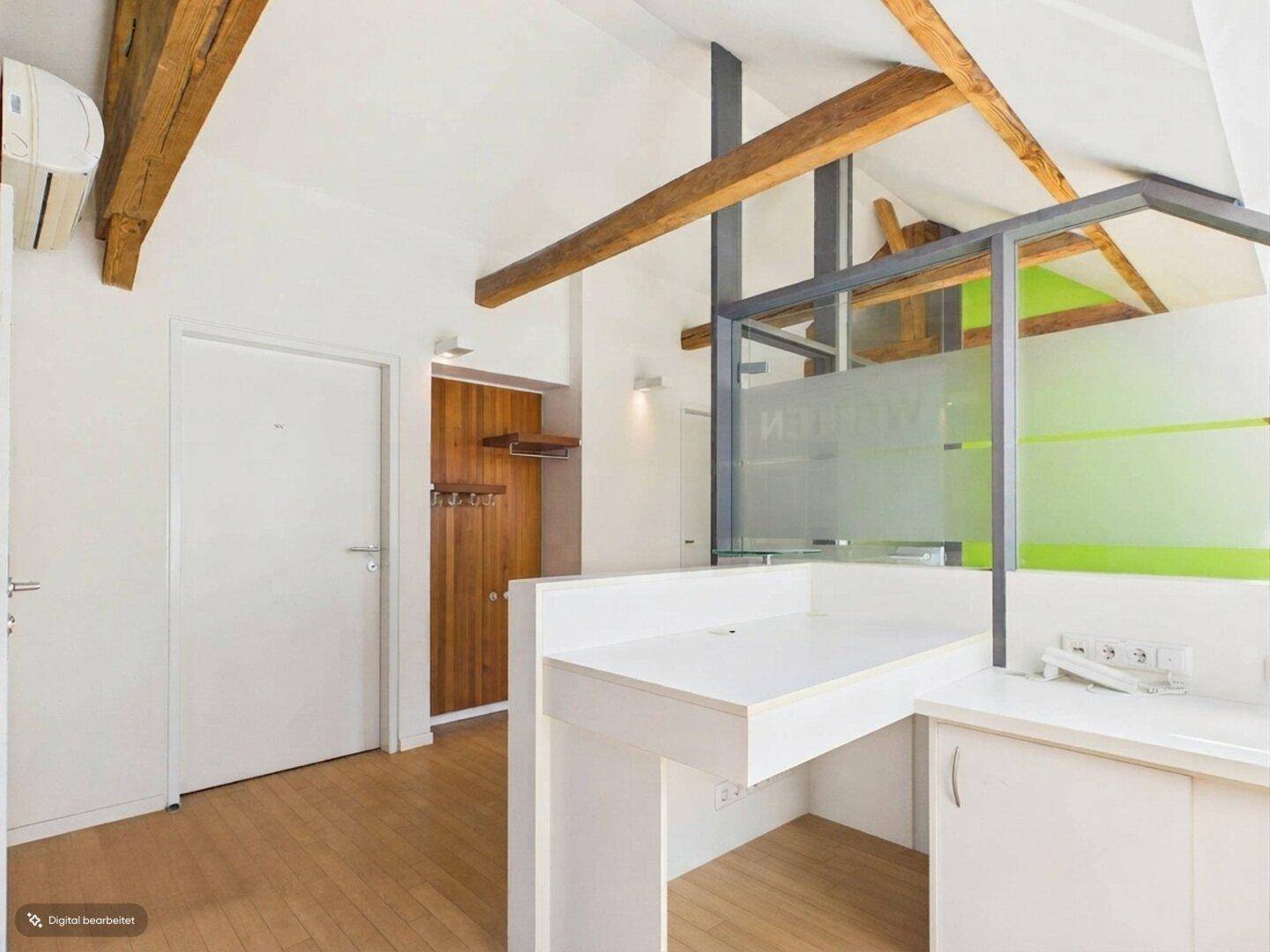 Heller Bürobereich mit Holzbalken, Klimaanlage und Holztür.