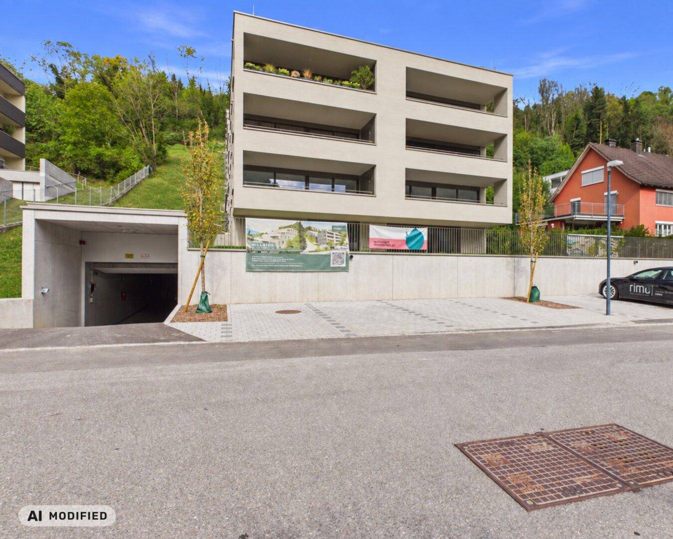 Modernes Mehrfamilienhaus mit Balkonen, Tiefgaragenzufahrt und Außenstellplätzen in grüner Umgebung.